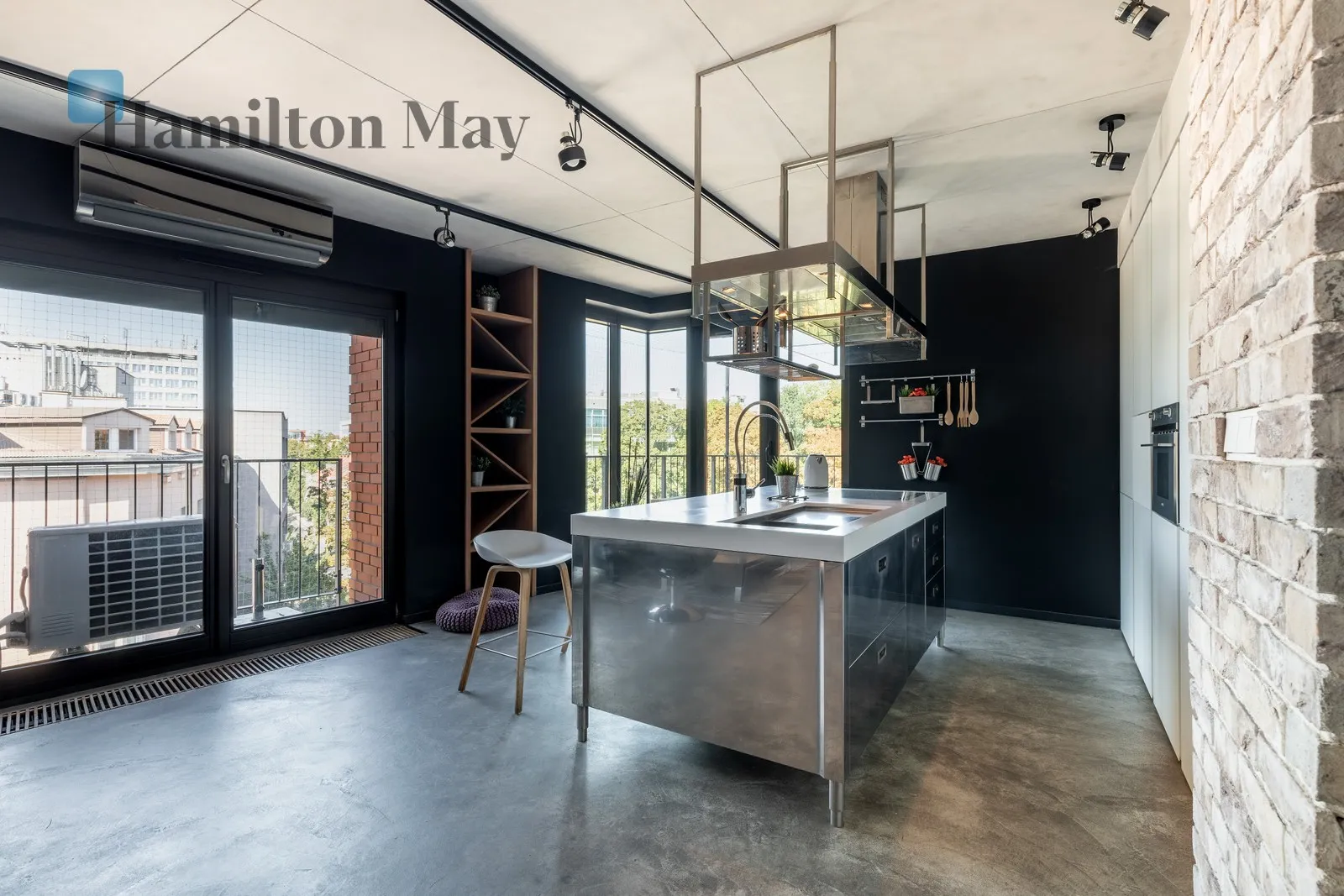 Unique, 3-room apartment in Angel City - slider