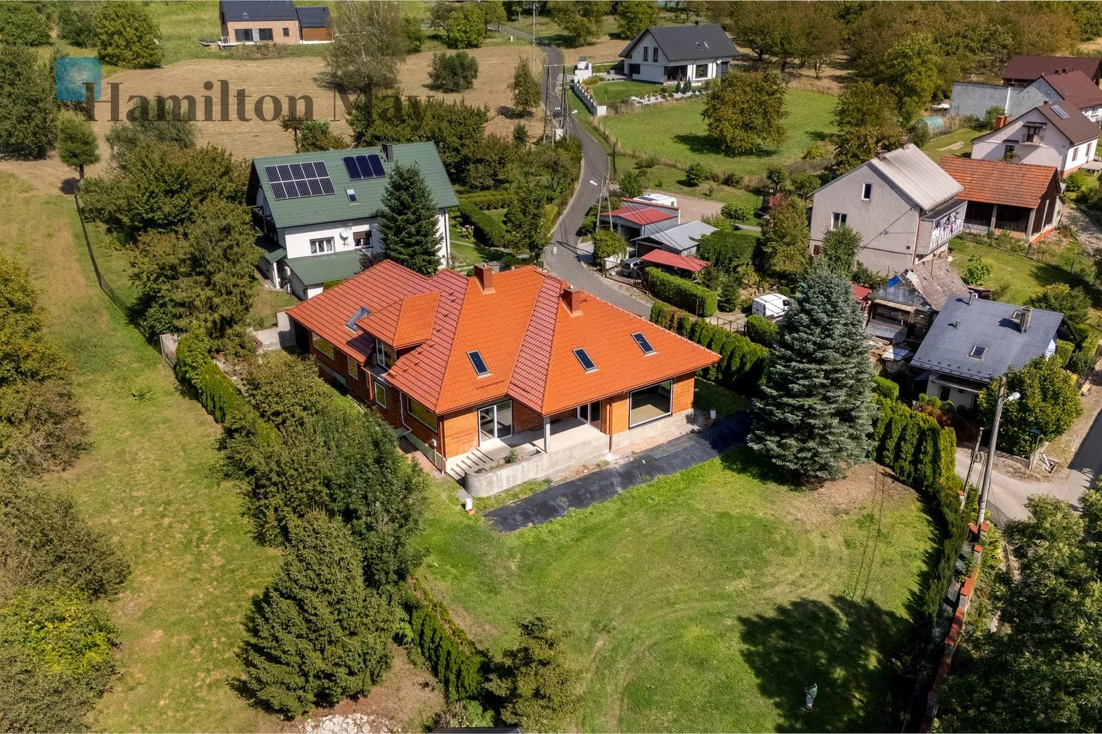 City: Kobylany Street: Górska Region: Kobylany Distance to centre: 15.9 km Price: 1990000 PLN Bedrooms: 4 Bathrooms: 2 Plot size: 1700m2 Price/m2: 4987 PLN - slider