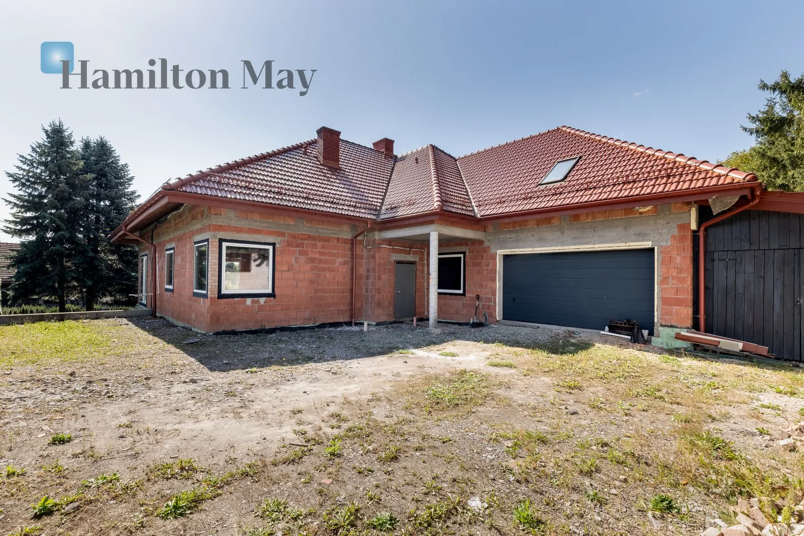 Street: Górska Region: Kobylany Distance to centre: 15.9 km Price: 1990000 PLN Bedrooms: 4 Bathrooms: 2 Plot size: 1700m2 - slider