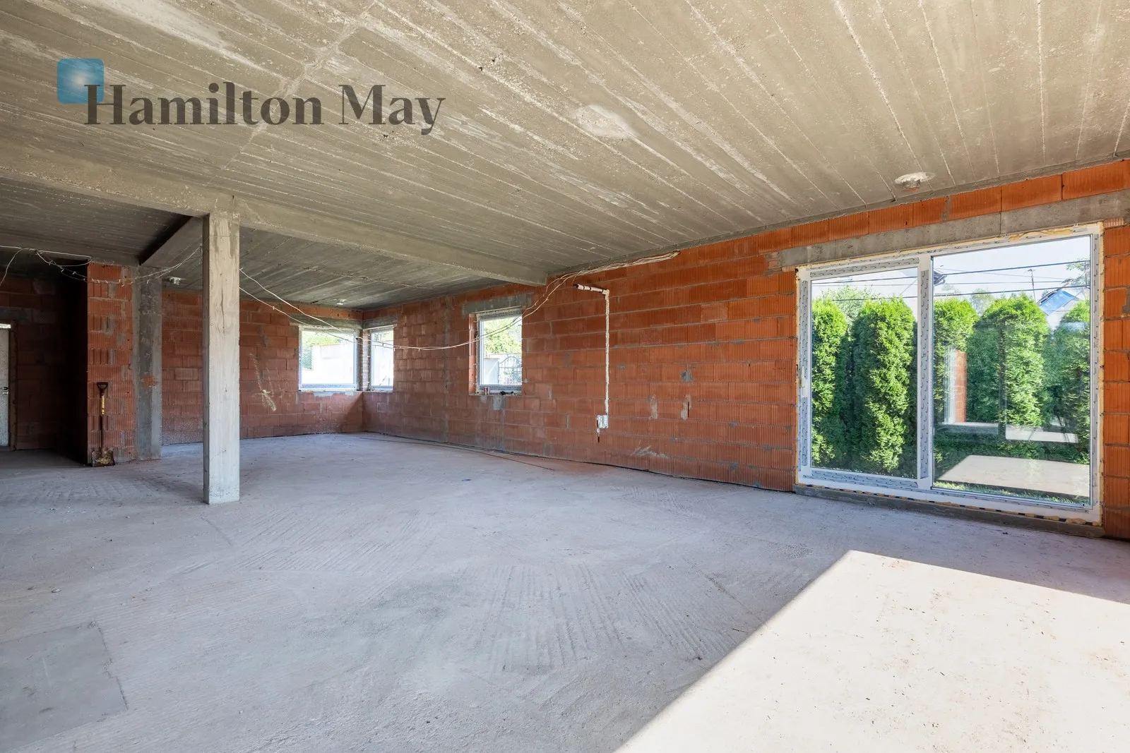 Region: Kobylany Distance to centre: 15.9 km Price: 1990000 PLN Bedrooms: 4 Bathrooms: 2 Plot size: 1700m2 - slider