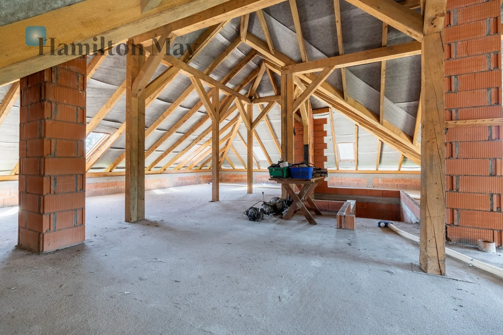 Distance to centre: 15.9 km Price: 1990000 PLN Bedrooms: 4 Bathrooms: 2 Plot size: 1700m2 - slider