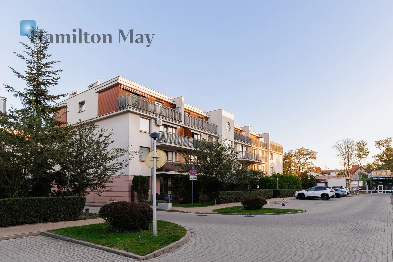 Distance to centre: 8.76 km Price: 3500 PLN Bedrooms: 1 Bathrooms: 1 Size: 51m2 Price/m2: 69 PLN - slider