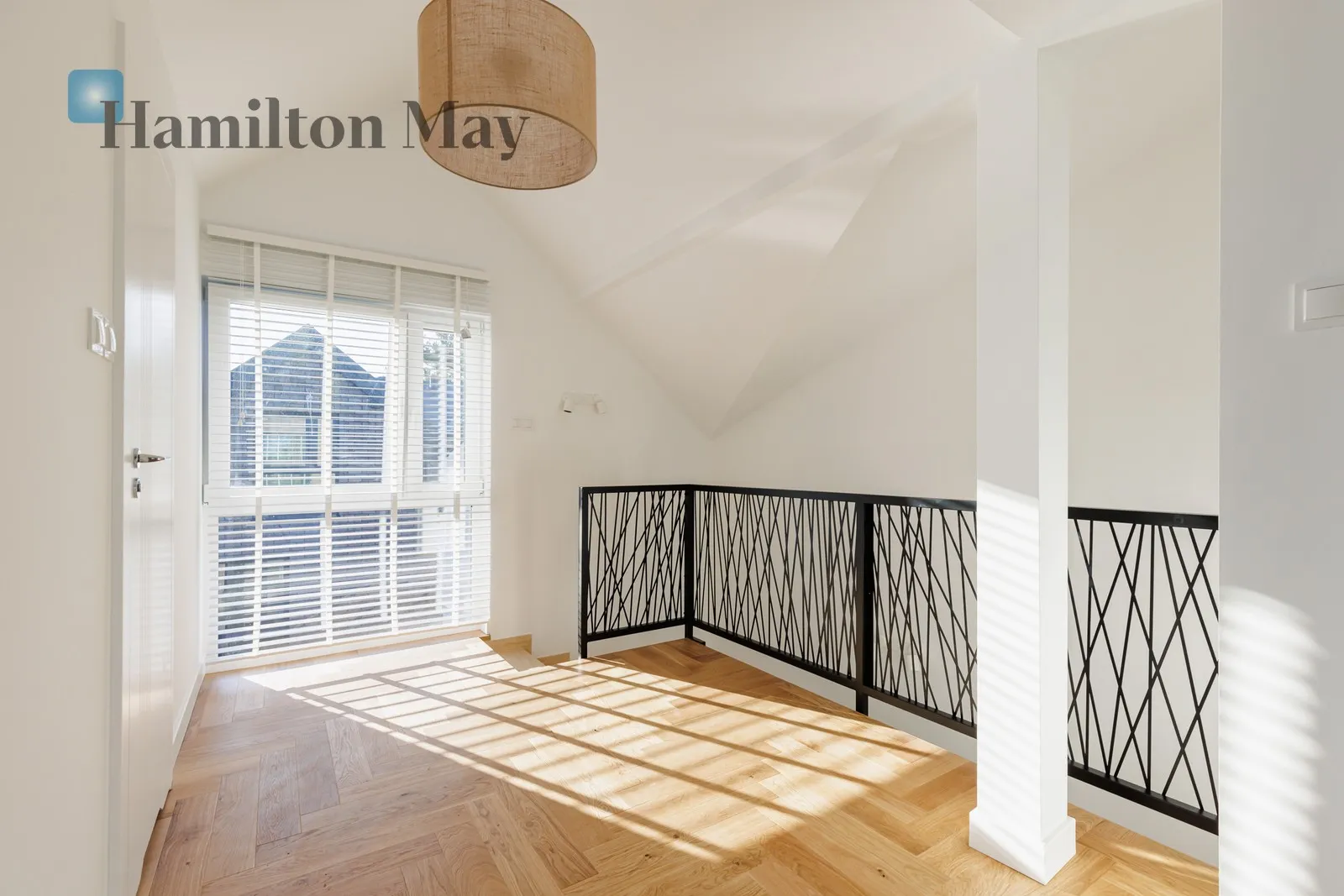 Subregion: Dąbrówka Distance to centre: 13.67 km Price: 12000 PLN Bedrooms: 3 Bathrooms: 2 Plot size: 361m2 - slider