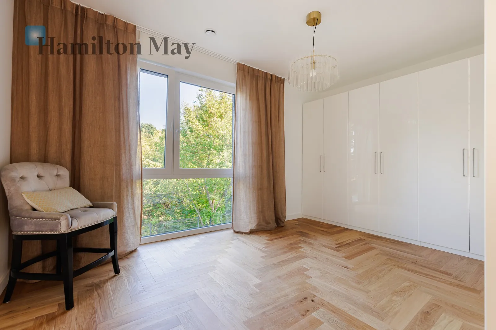Street: Bażancia Region: Ursynów Subregion: Dąbrówka Distance to centre: 13.67 km Price: 12000 PLN Bedrooms: 3 Bathrooms: 2 Plot size: 361m2 - slider