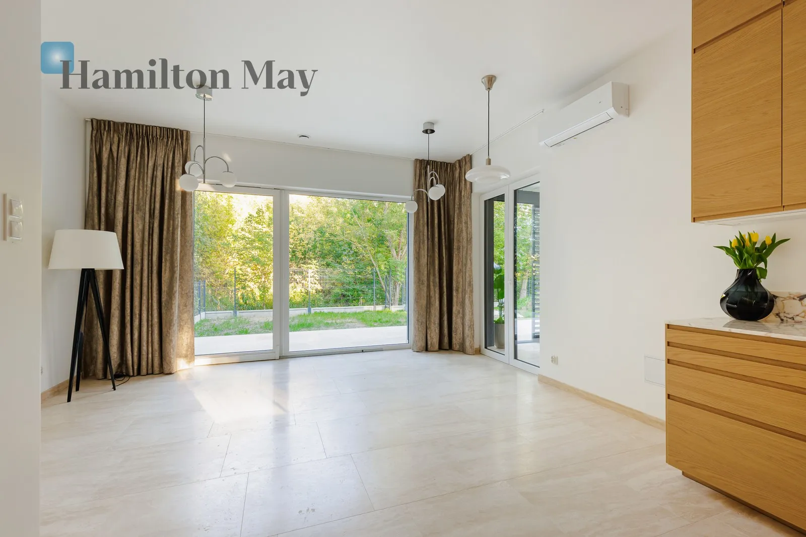 City: Warszawa Street: Bażancia Region: Ursynów Subregion: Dąbrówka Distance to centre: 13.67 km Price: 12000 PLN Bedrooms: 3 Bathrooms: 2 Plot size: 361m2 - slider