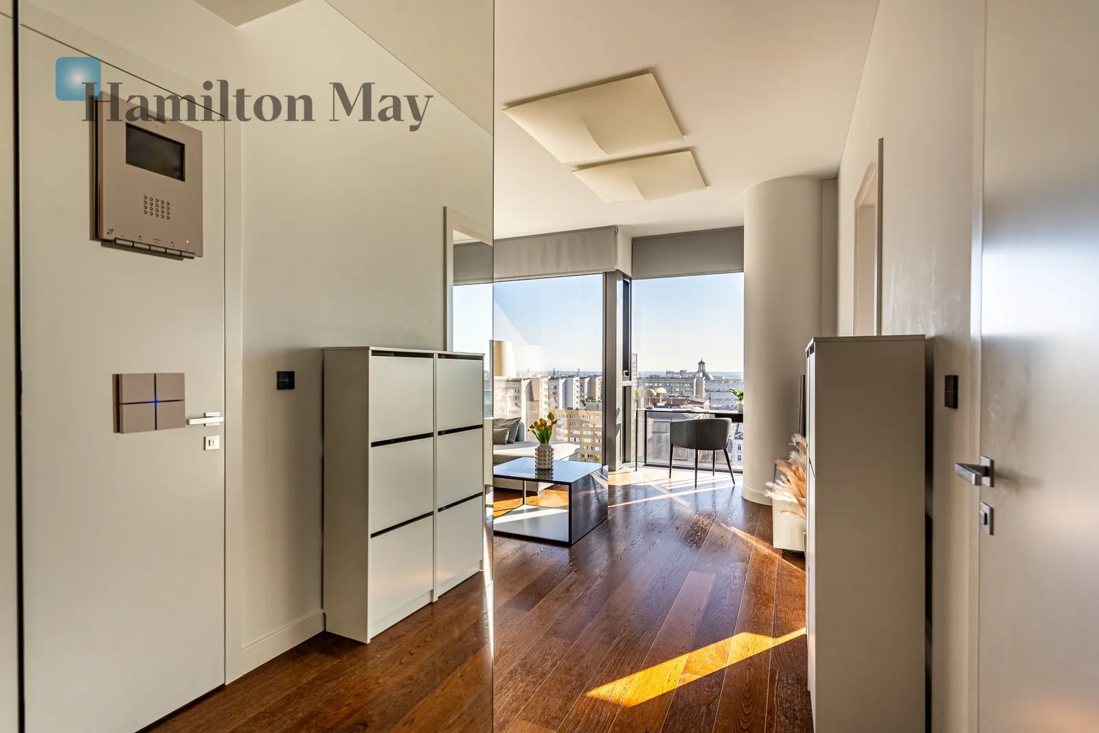 City: Warszawa Street: Twarda Region: Śródmieście Subregion: Śródmieście Północne Distance to centre: 0.91 km Level: 10 Price: 9000 PLN Bedrooms: 1 - slider