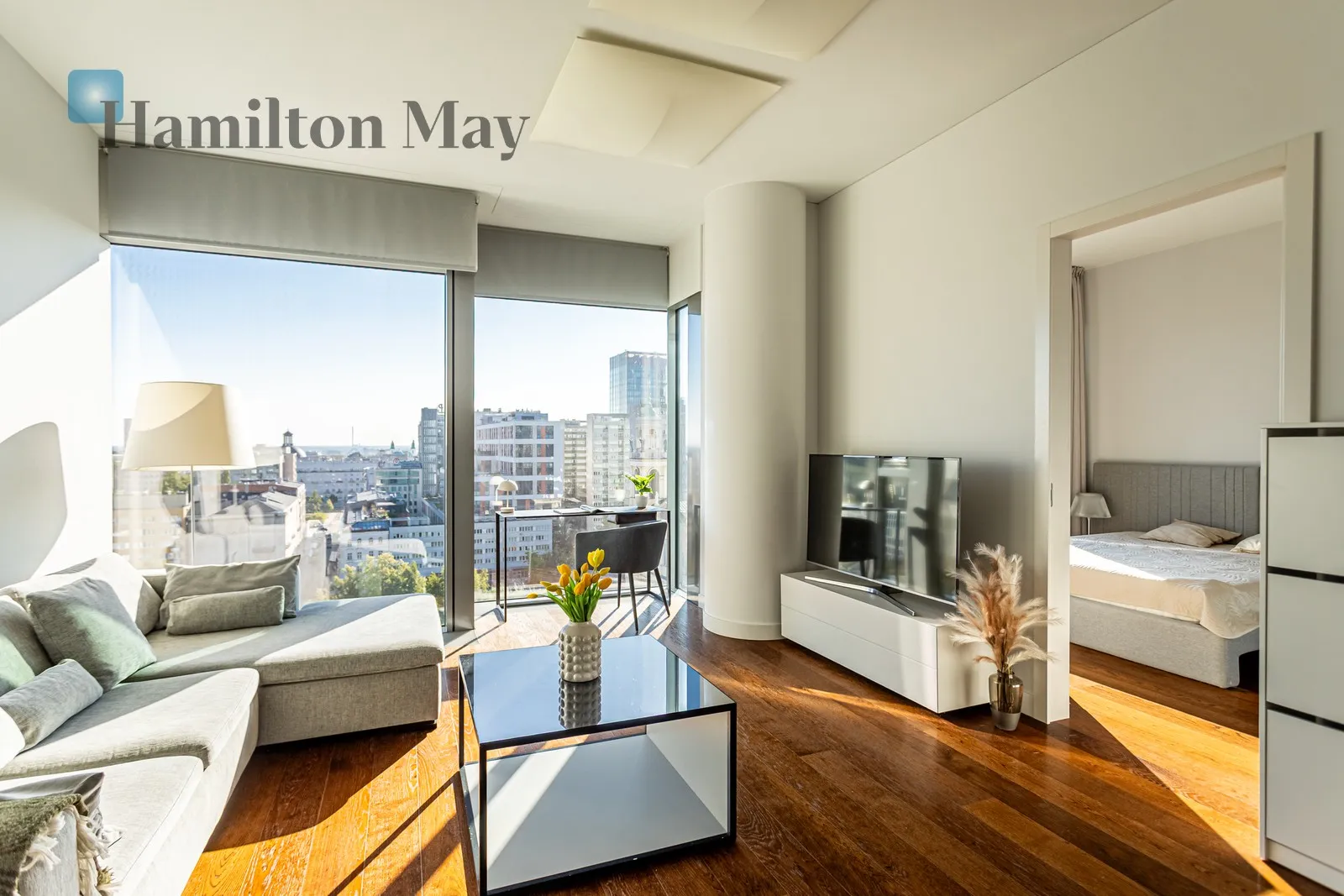 City: Warszawa Street: Twarda Region: Śródmieście Subregion: Śródmieście Północne Distance to centre: 0.91 km Level: 10 Price: 9000 PLN Bedrooms: 1 Bathrooms: 1 Size: 54m2 Price/m2: 167 PLN - slider