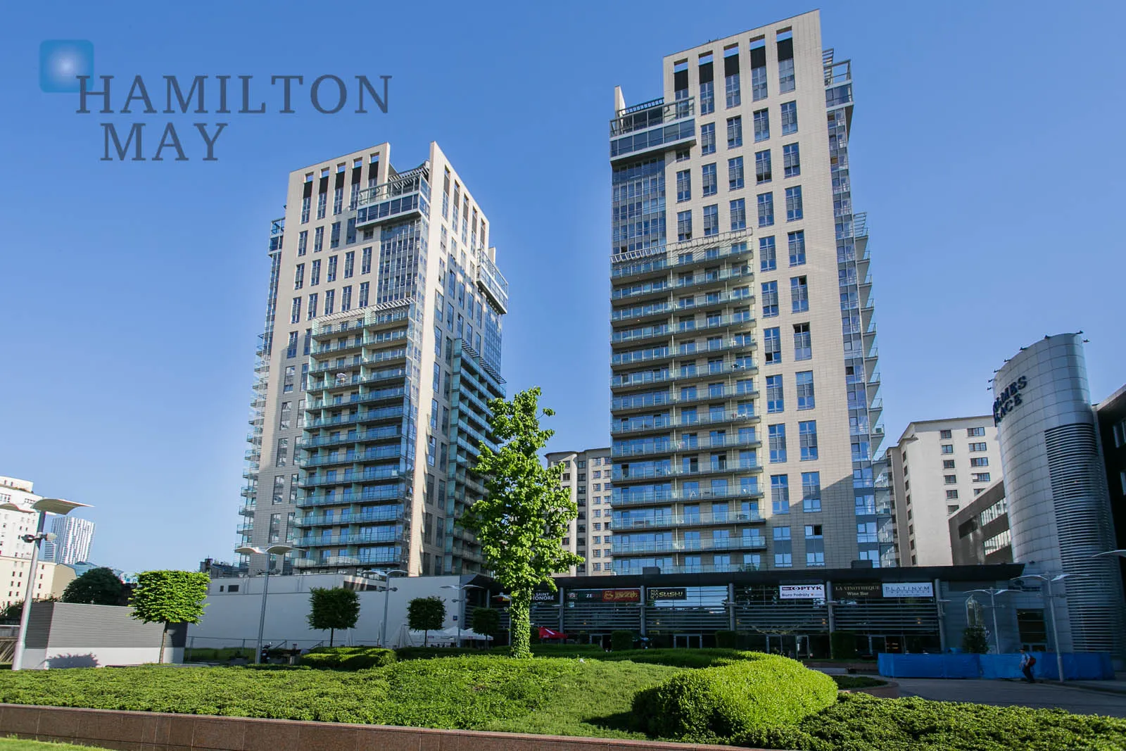 One-bedroom apartment with a large terrace in Platinum Towers on Grzybowska Street - slider