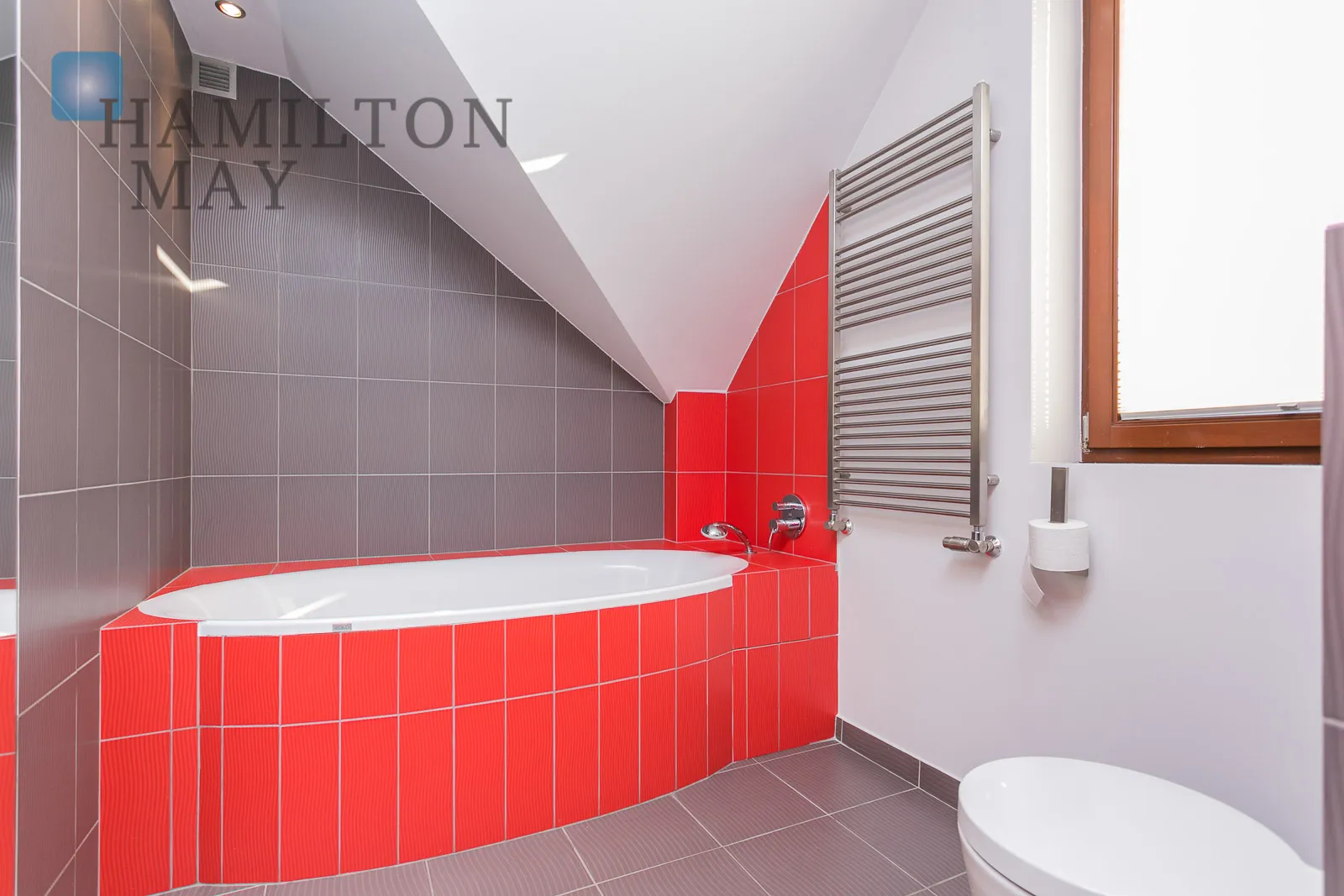 Atrakcyjny dom w zabudowie bliźniaczej na zamkniętym osiedlu na Wilanowie - slider