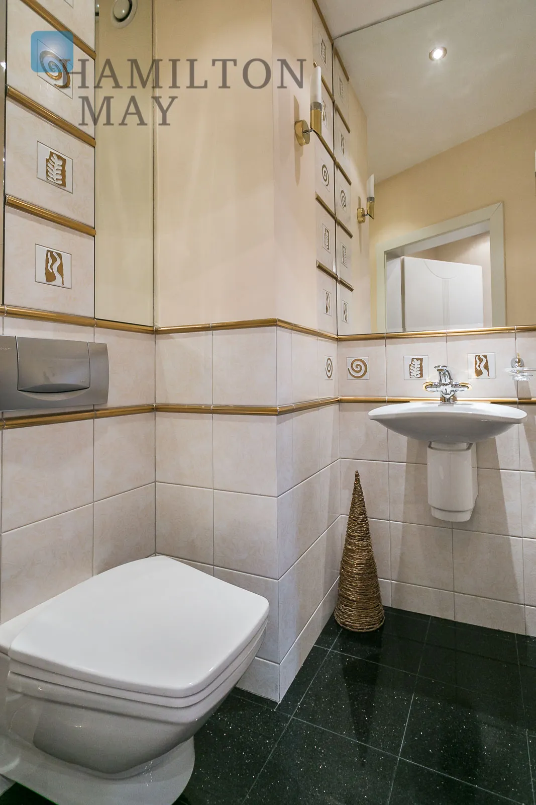 Unique apartment right by the Europejski Square - slider