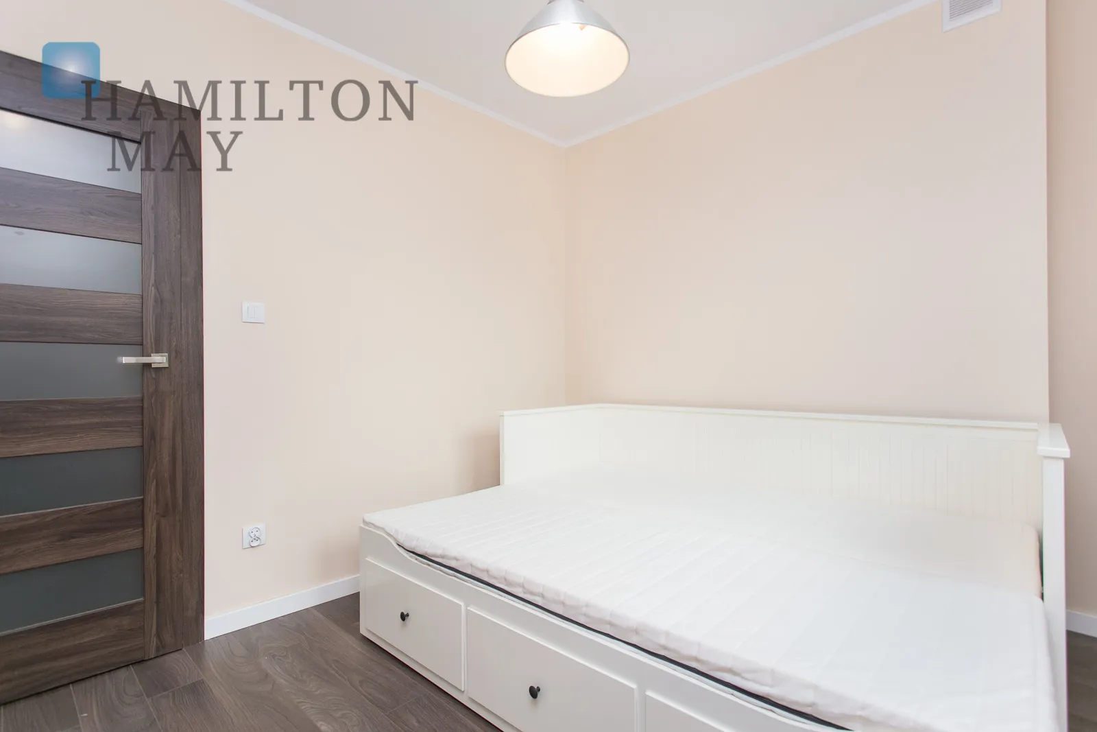 Air-conditioned apartment with a large balcony near Błonia and the Old Town - slider