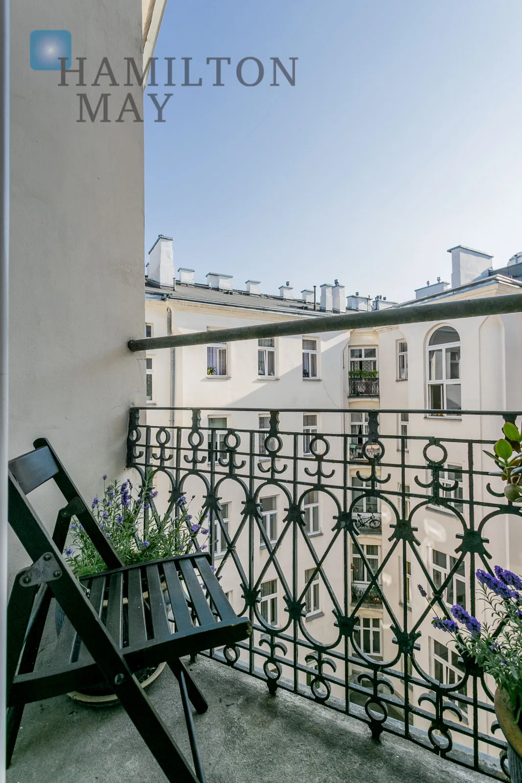 A cozy apartment in a pre-war tenement house in the city center - slider