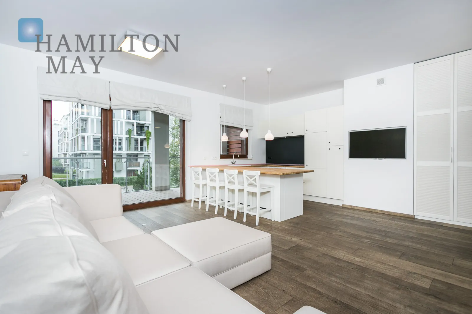 A bright, three-room apartment in the prestigious Eko Park development - slider