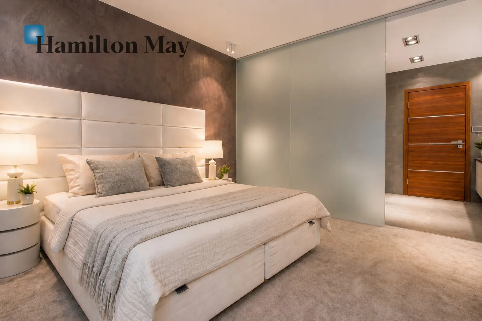 140-square-meter penthouse with a 200-square-meter terrace. Panoramic city views. Furnished and move-in ready - slider