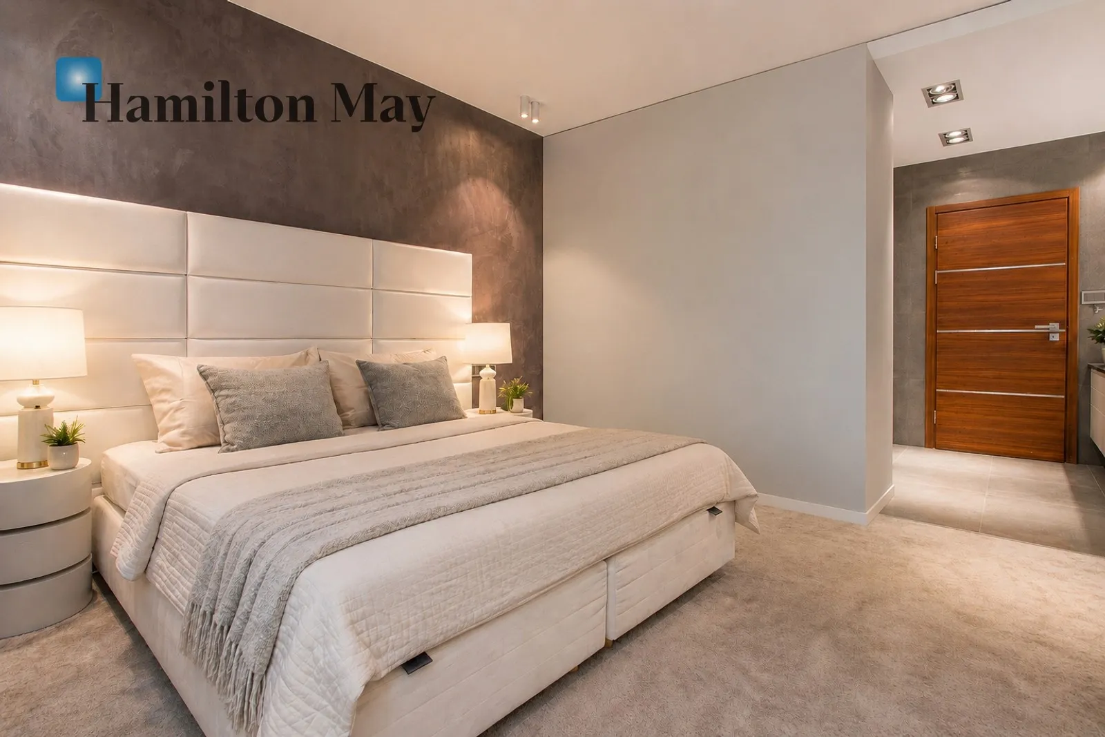 140-square-meter penthouse with a 200-square-meter terrace. Panoramic city views. Furnished and move-in ready - slider