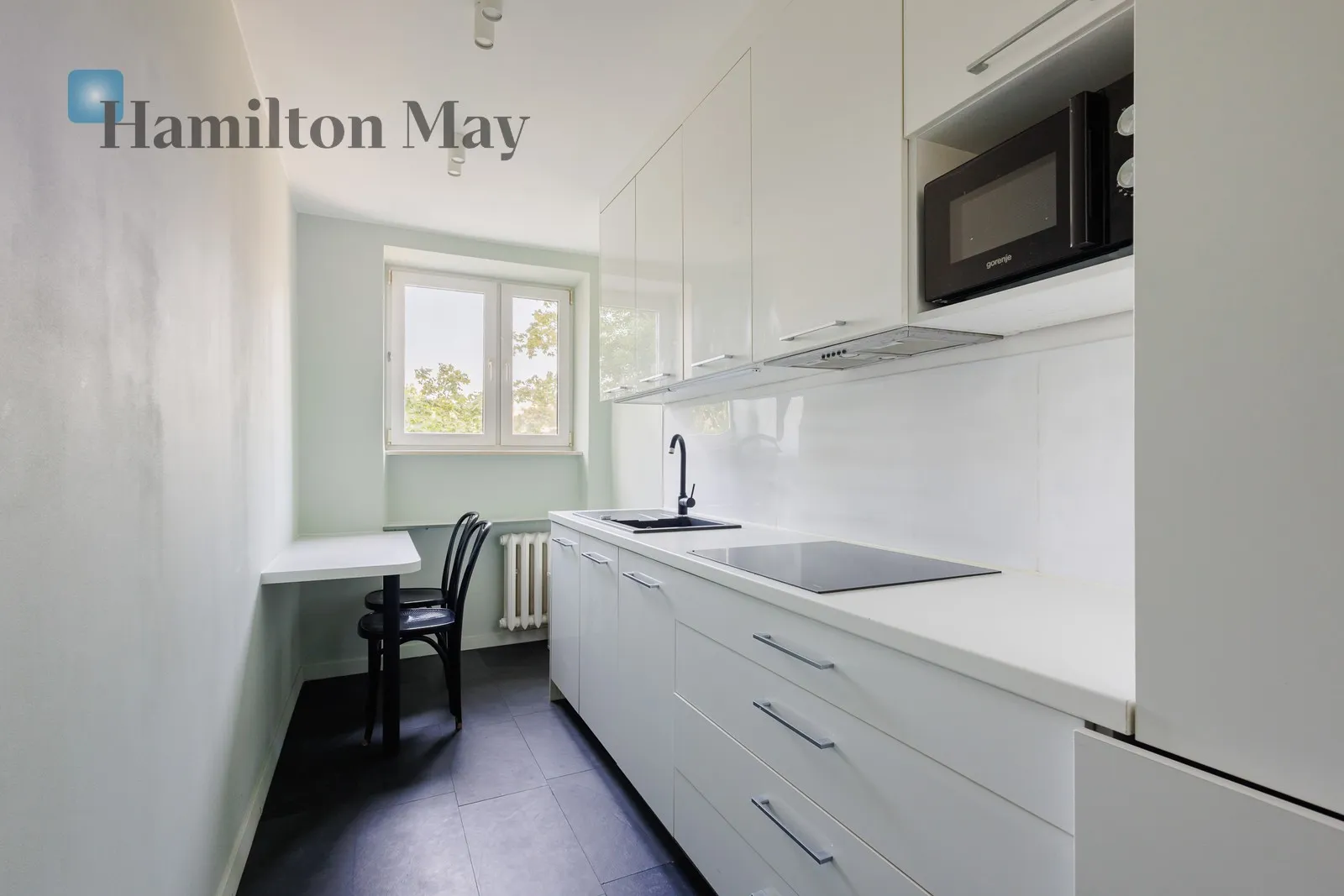 Street: Stefana Batorego Region: Mokotów Subregion: Stary Mokotów Distance to centre: 2.11 km Level: 2 Price: 3200 PLN Bedrooms: 1 Bathrooms: 1 Size: 50m2 - slider