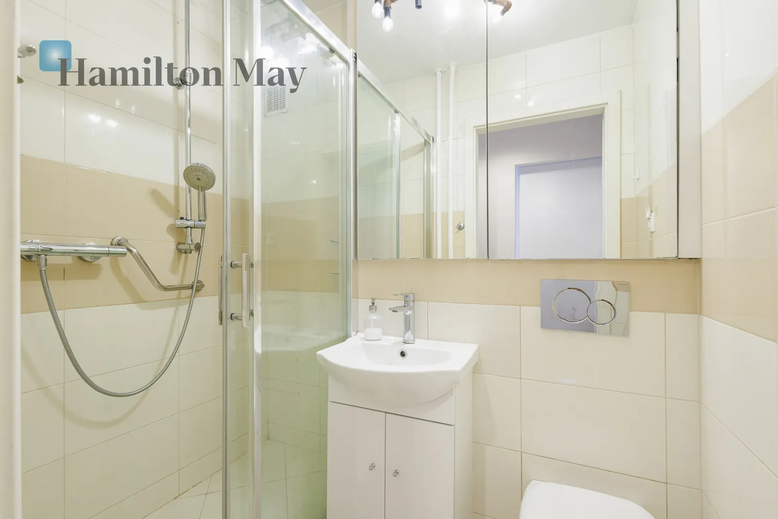 Region: Mokotów Subregion: Stary Mokotów Distance to centre: 2.11 km Level: 2 Price: 3200 PLN Bedrooms: 1 Bathrooms: 1 Size: 50m2 - slider
