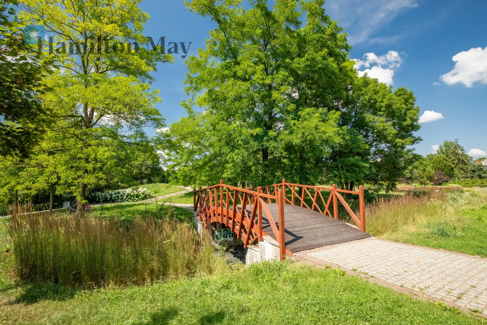 Wyjątkowy dom 340 m2 z dwoma garażami i tarasem 33 m2 na ul. Praskiej - slider