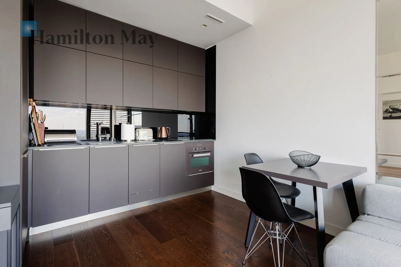 City: Warszawa Street: Twarda Region: Śródmieście Subregion: Śródmieście Północne Distance to centre: 0.92 km Level: 25 Price: 3500000 PLN Bedrooms: 1 - slider