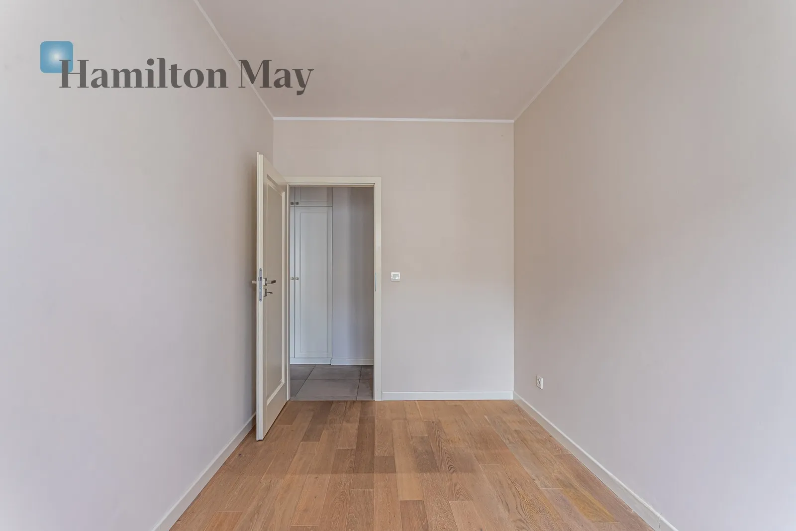Subregion: Górce Distance to centre: 7.33 km Level: 4 Price: 4000 PLN Bedrooms: 2 Bathrooms: 2 Size: 55m2 - slider