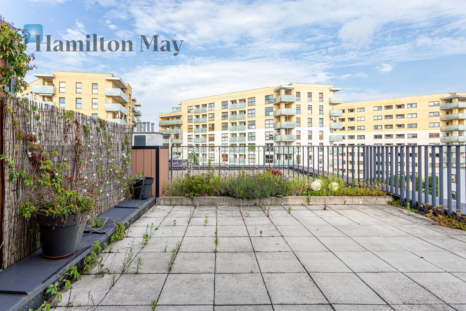 Distance to centre: 7.33 km Level: 4 Price: 4000 PLN Bedrooms: 2 Bathrooms: 2 Size: 55m2 Price/m2: 73 PLN - slider