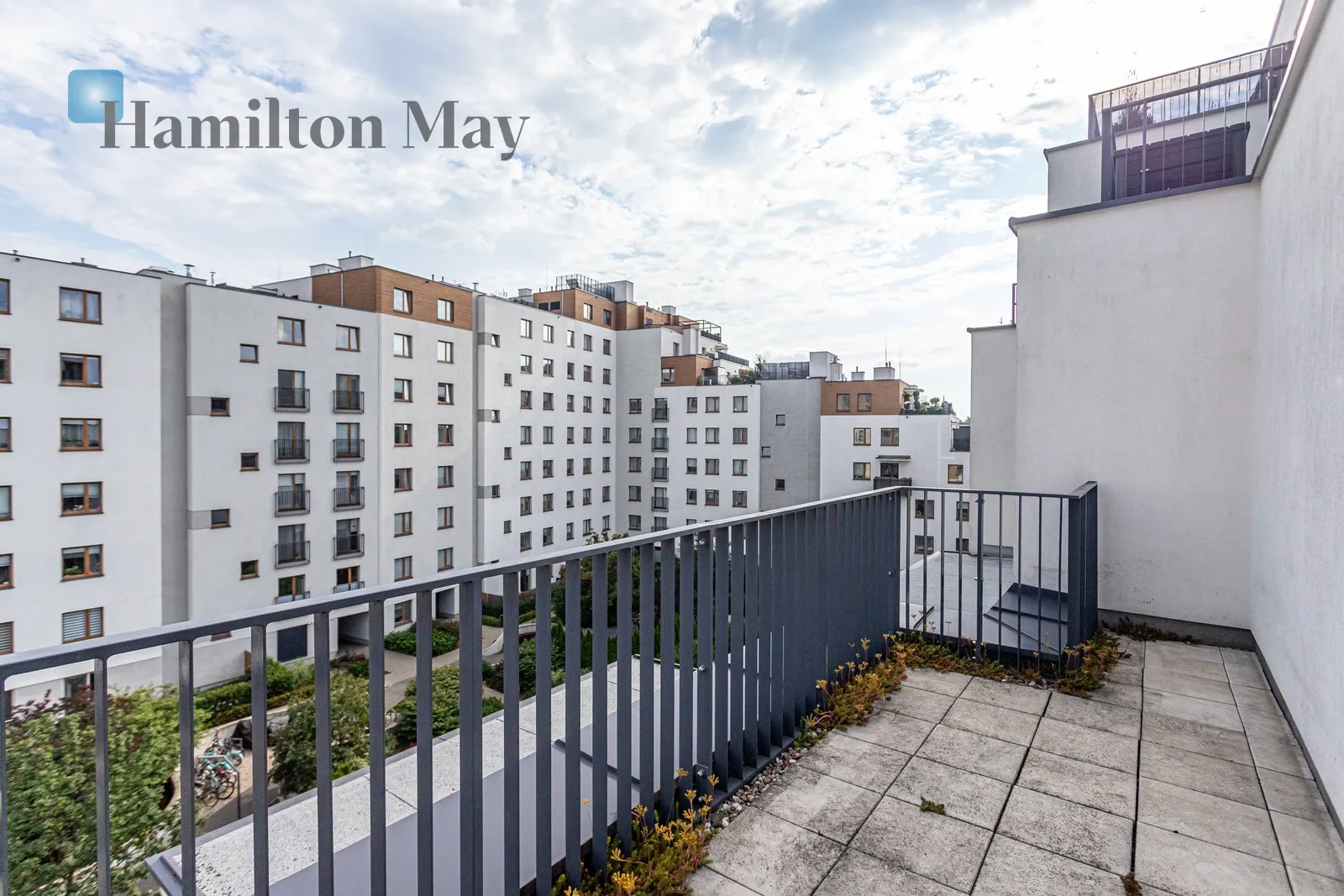Subregion: Górce Distance to centre: 7.33 km Level: 4 Price: 4000 PLN Bedrooms: 2 Bathrooms: 2 - slider