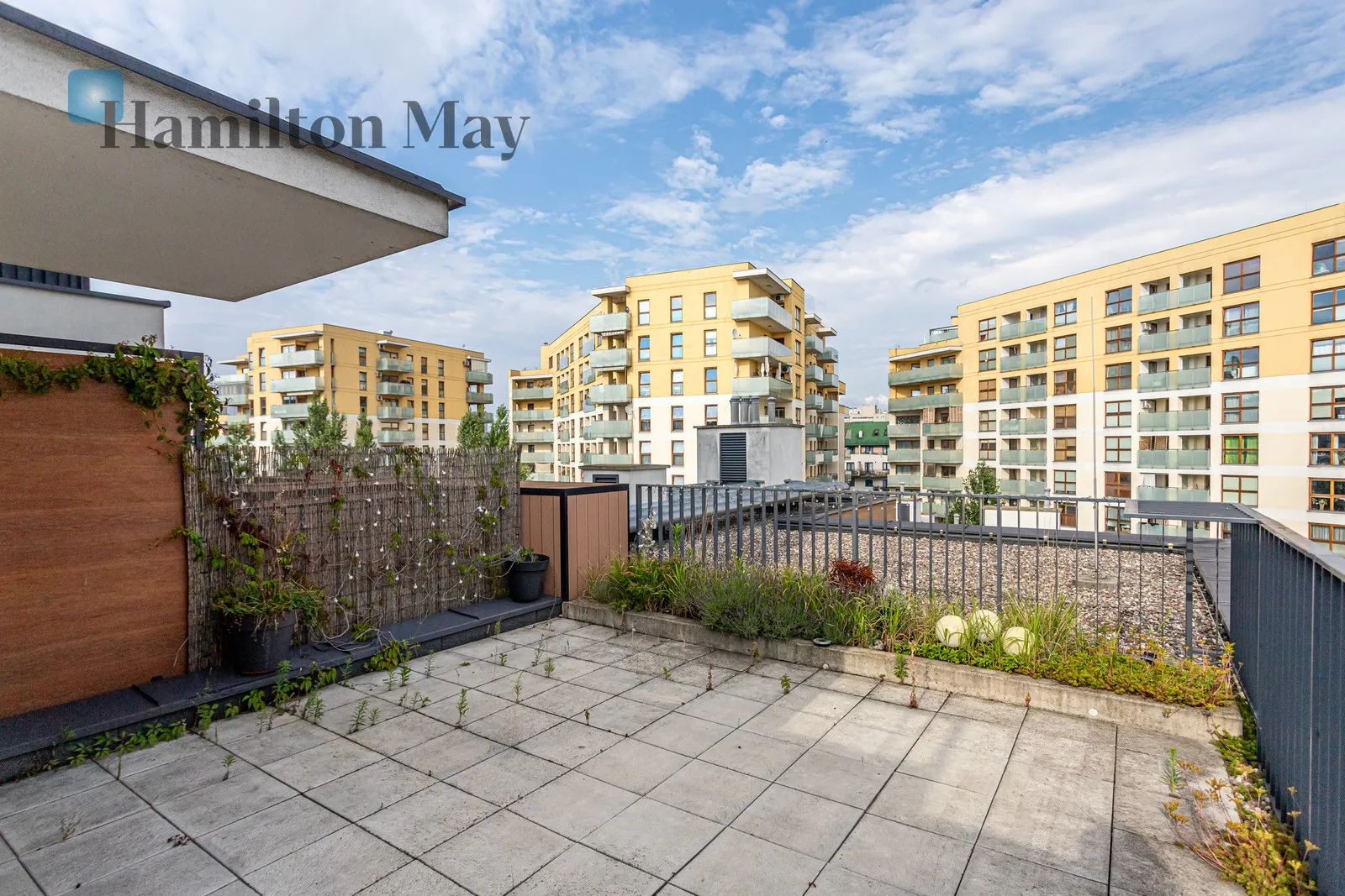 Distance to centre: 7.33 km Level: 4 Price: 4000 PLN Bedrooms: 2 Bathrooms: 2 Size: 55m2 - slider