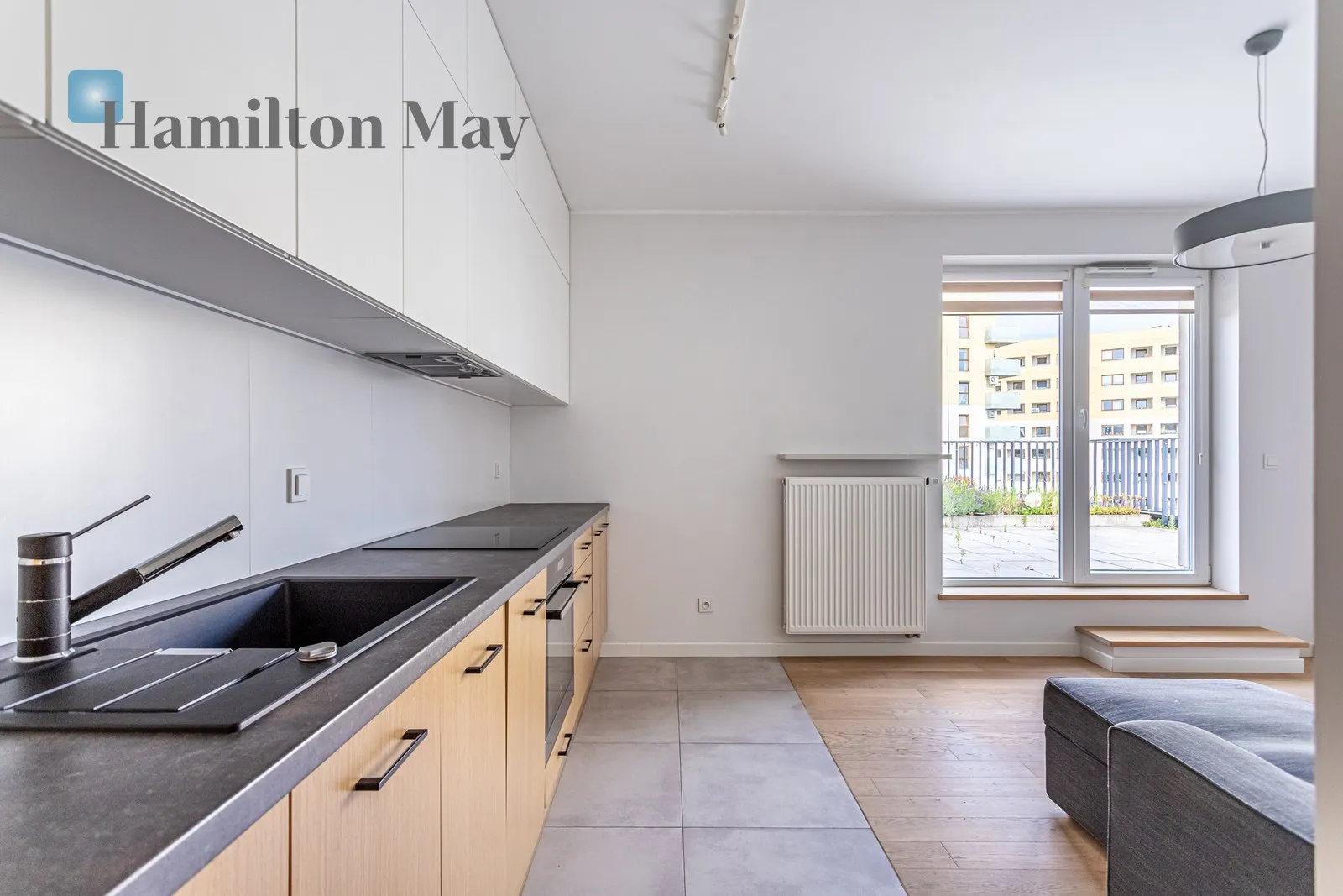 City: Warszawa Street: Gen. Tadeusza Pełczyńskiego Region: Bemowo Subregion: Górce Distance to centre: 7.33 km Level: 4 Price: 4000 PLN Bedrooms: 2 - slider