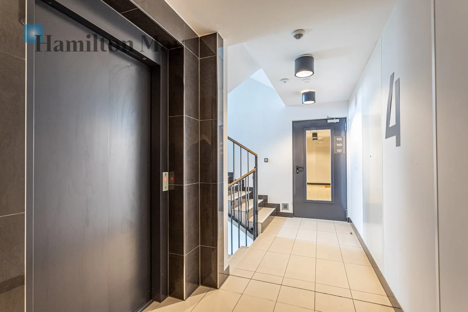 Level: 4 Price: 4000 PLN Bedrooms: 2 Bathrooms: 2 Size: 55m2 Price/m2: 73 PLN - slider