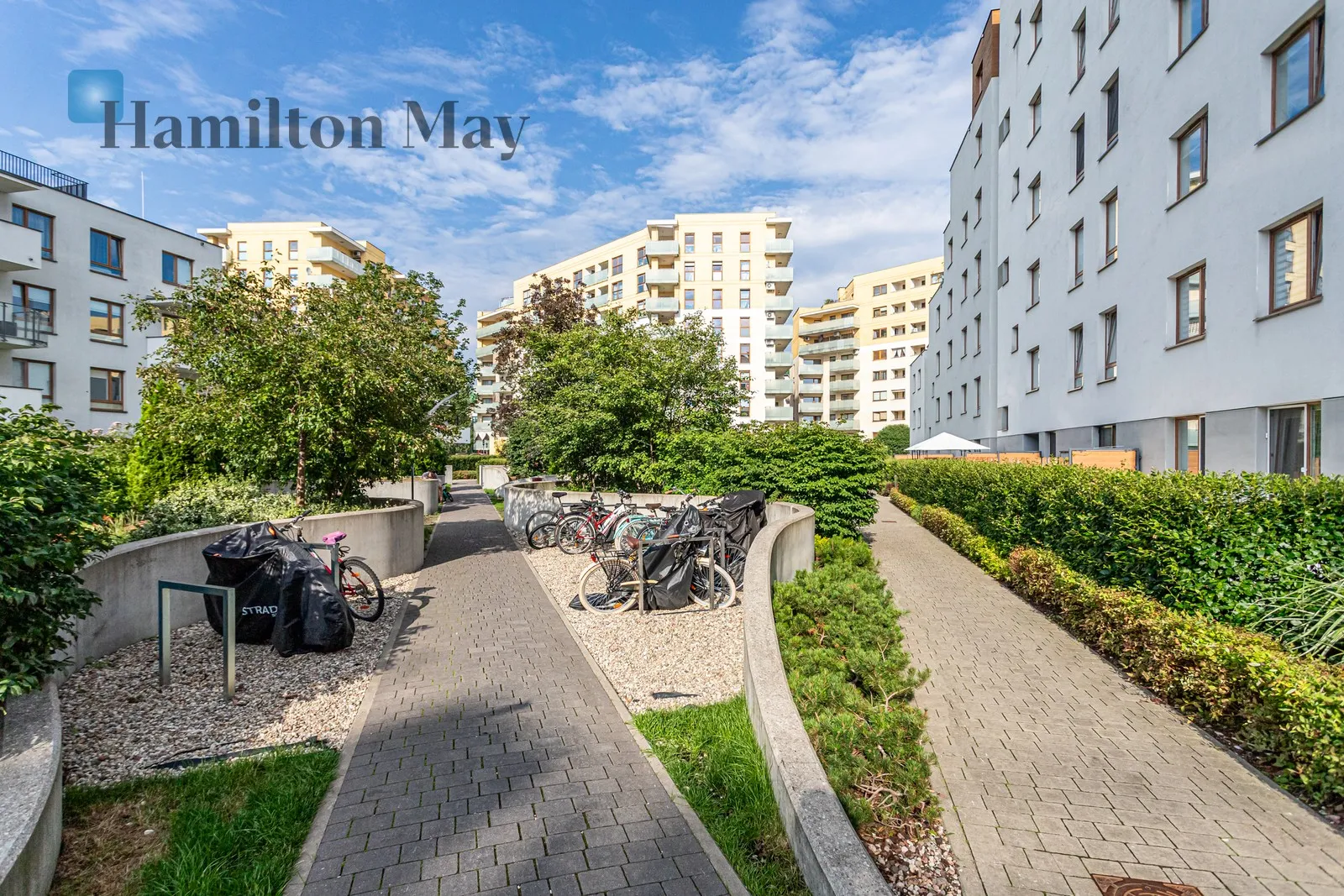 Subregion: Górce Distance to centre: 7.33 km Level: 4 Price: 4000 PLN Bedrooms: 2 - slider