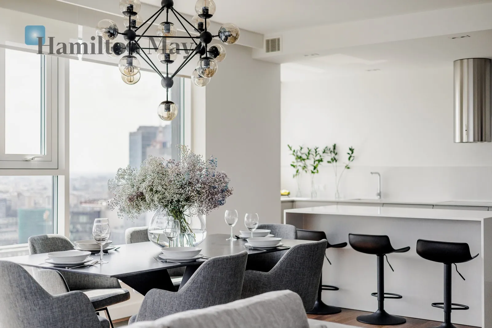 City: Warszawa Street: Grzybowska Region: Wola Subregion: Mirów Distance to centre: 1.58 km Level: 27 Price: 30000 PLN Bedrooms: 3 Bathrooms: 3 - slider