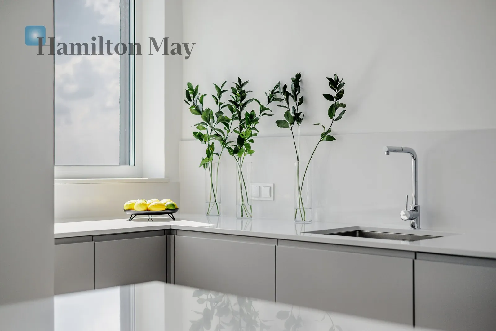 Street: Grzybowska Region: Wola Subregion: Mirów Distance to centre: 1.58 km Level: 27 Price: 30000 PLN Bedrooms: 3 Bathrooms: 3 - slider