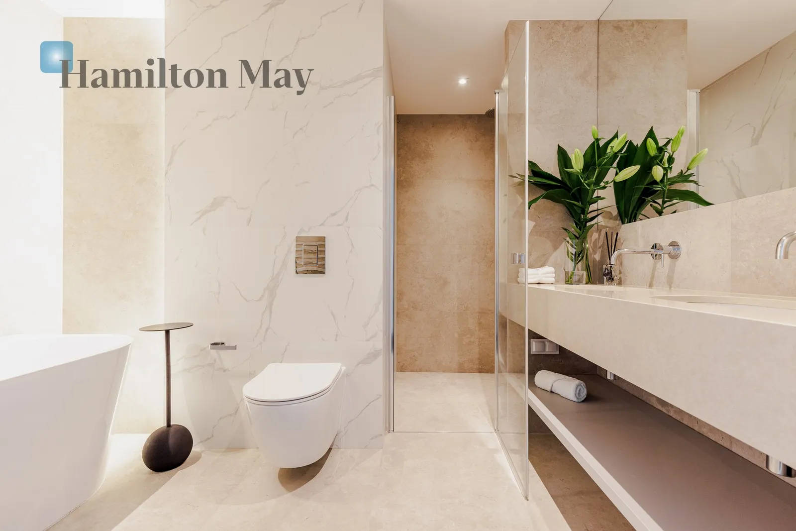 Distance to centre: 1.58 km Level: 27 Price: 30000 PLN Bedrooms: 3 Bathrooms: 3 Size: 160m2 - slider