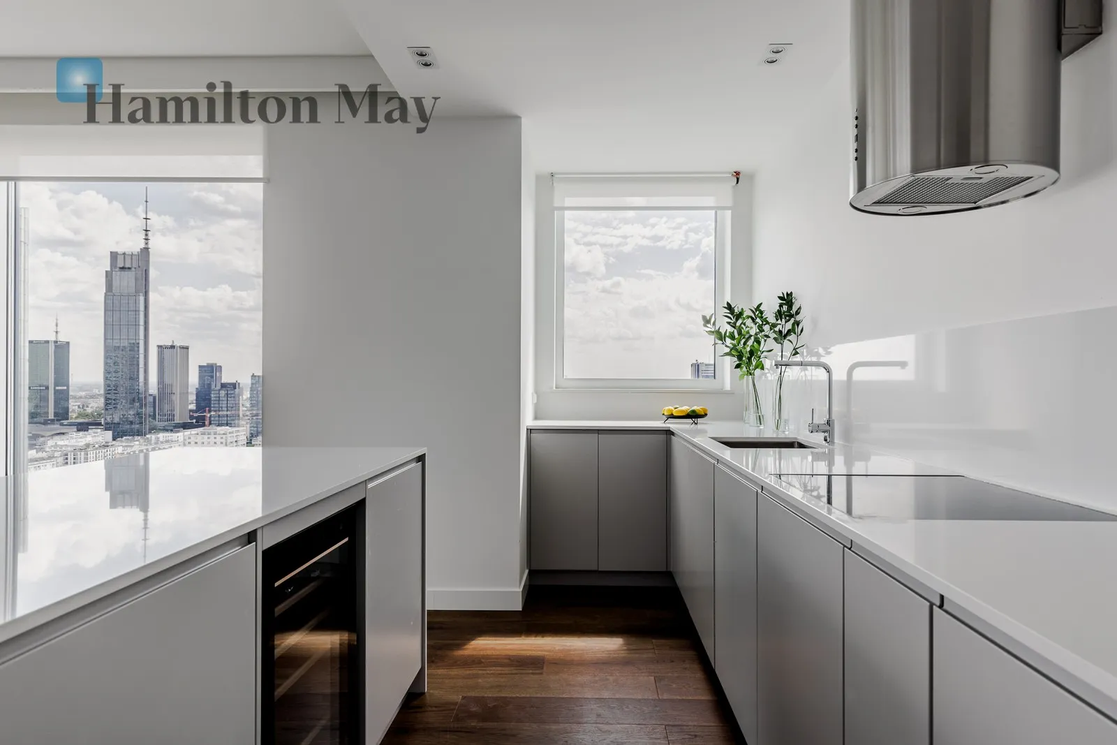 City: Warszawa Street: Grzybowska Region: Wola Subregion: Mirów Distance to centre: 1.58 km Level: 27 Price: 30000 PLN Bedrooms: 3 - slider