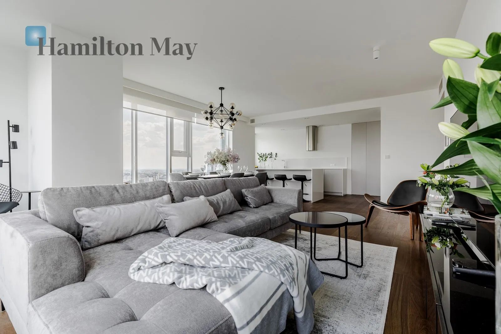 City: Warszawa Street: Grzybowska Region: Wola Subregion: Mirów Distance to centre: 1.58 km Level: 27 Price: 30000 PLN Bedrooms: 3 Bathrooms: 3 Size: 160m2 - slider