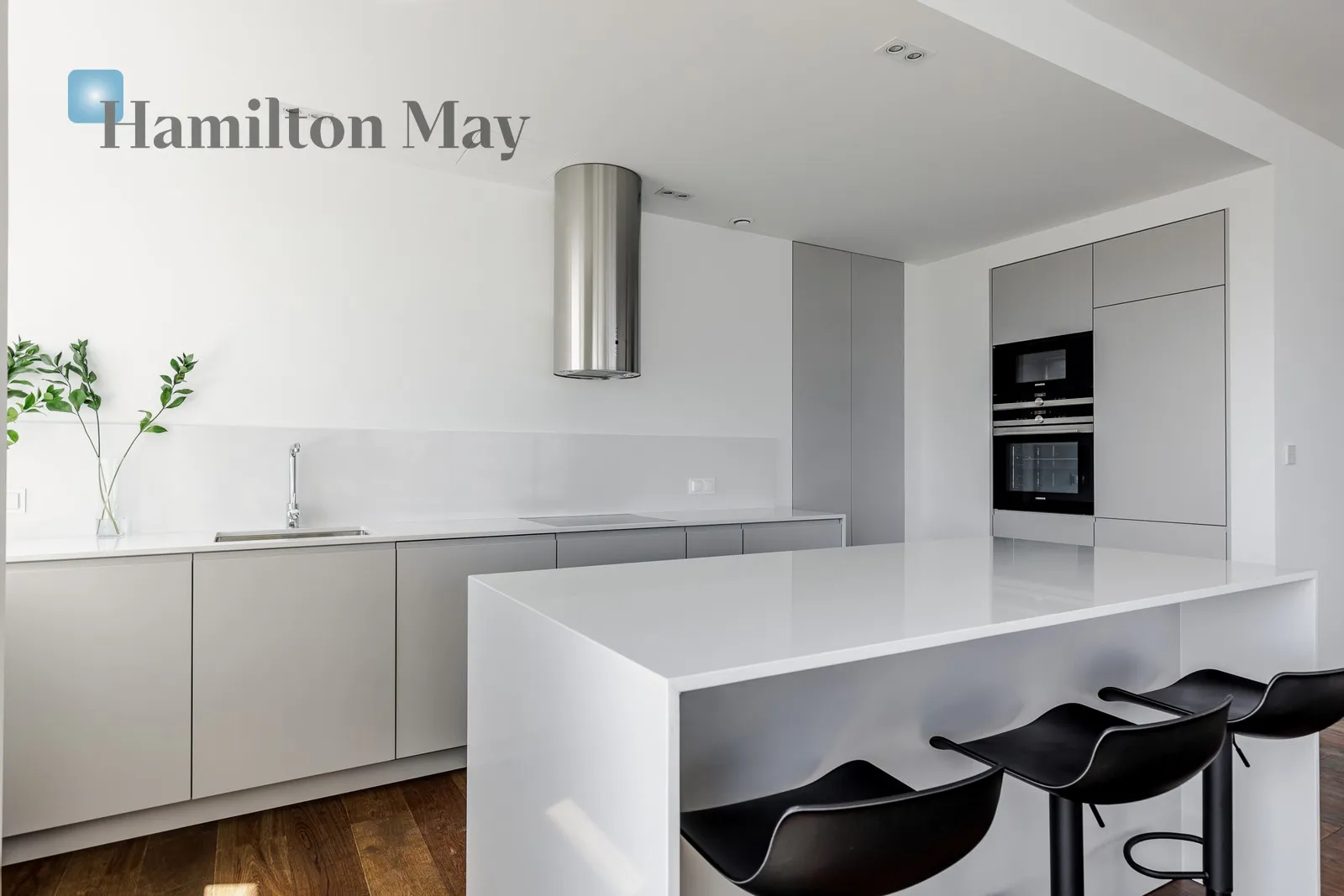 Street: Grzybowska Region: Wola Subregion: Mirów Distance to centre: 1.58 km Level: 27 Price: 30000 PLN Bedrooms: 3 Bathrooms: 3 Size: 160m2 - slider