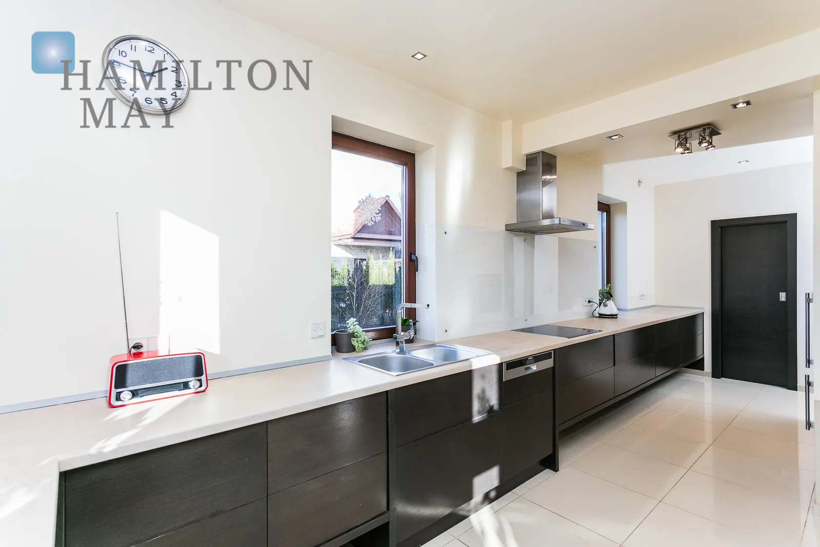 Atrakcyjny dom w zabudowie bliźniaczej na zamkniętym osiedlu na Wilanowie - slider