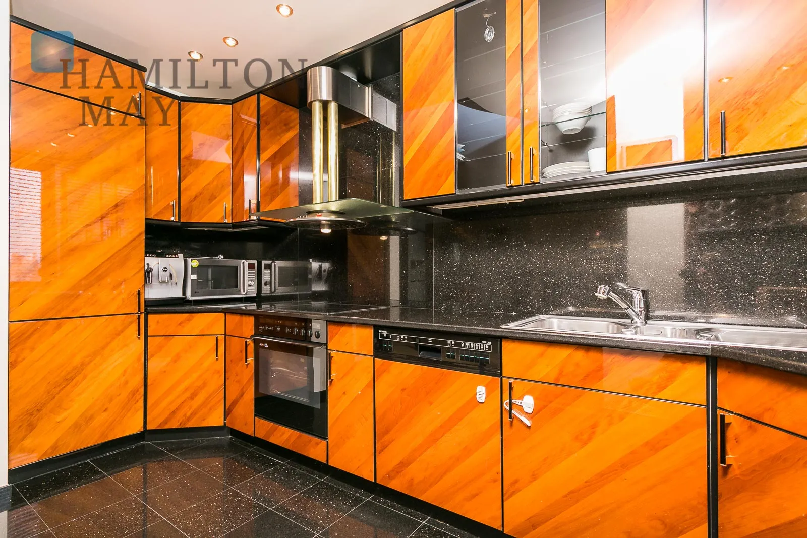 Unique apartment right by the Europejski Square - slider