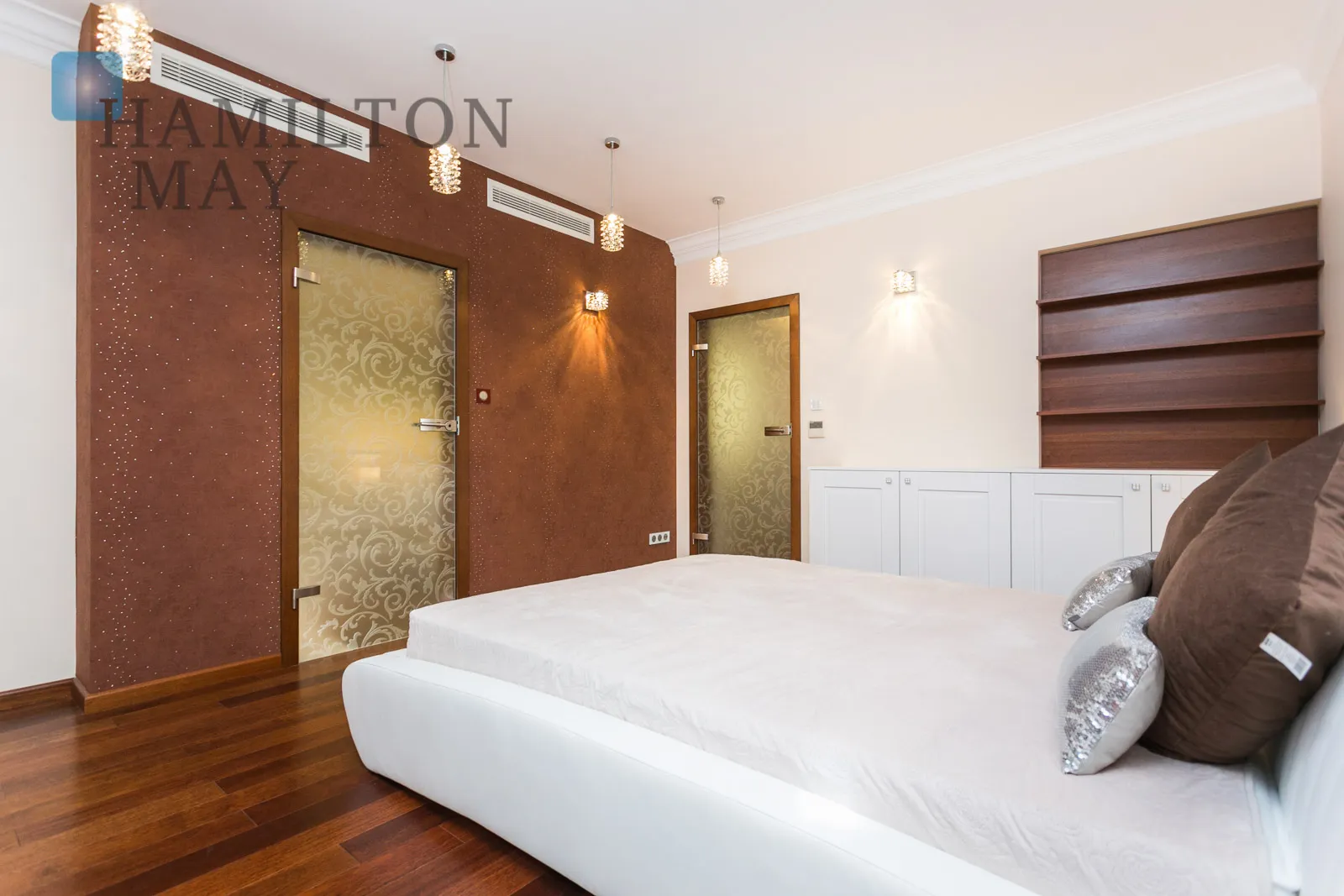 Luxurious and modern 3-bedroom apartment with a garage space in the center of Krakow, Residence Pod Złotym Globem - slider