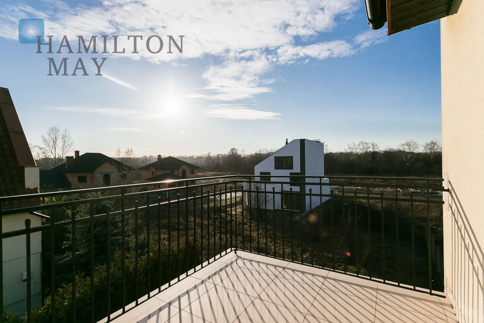 Atrakcyjny dom w zabudowie bliźniaczej na zamkniętym osiedlu na Wilanowie - slider