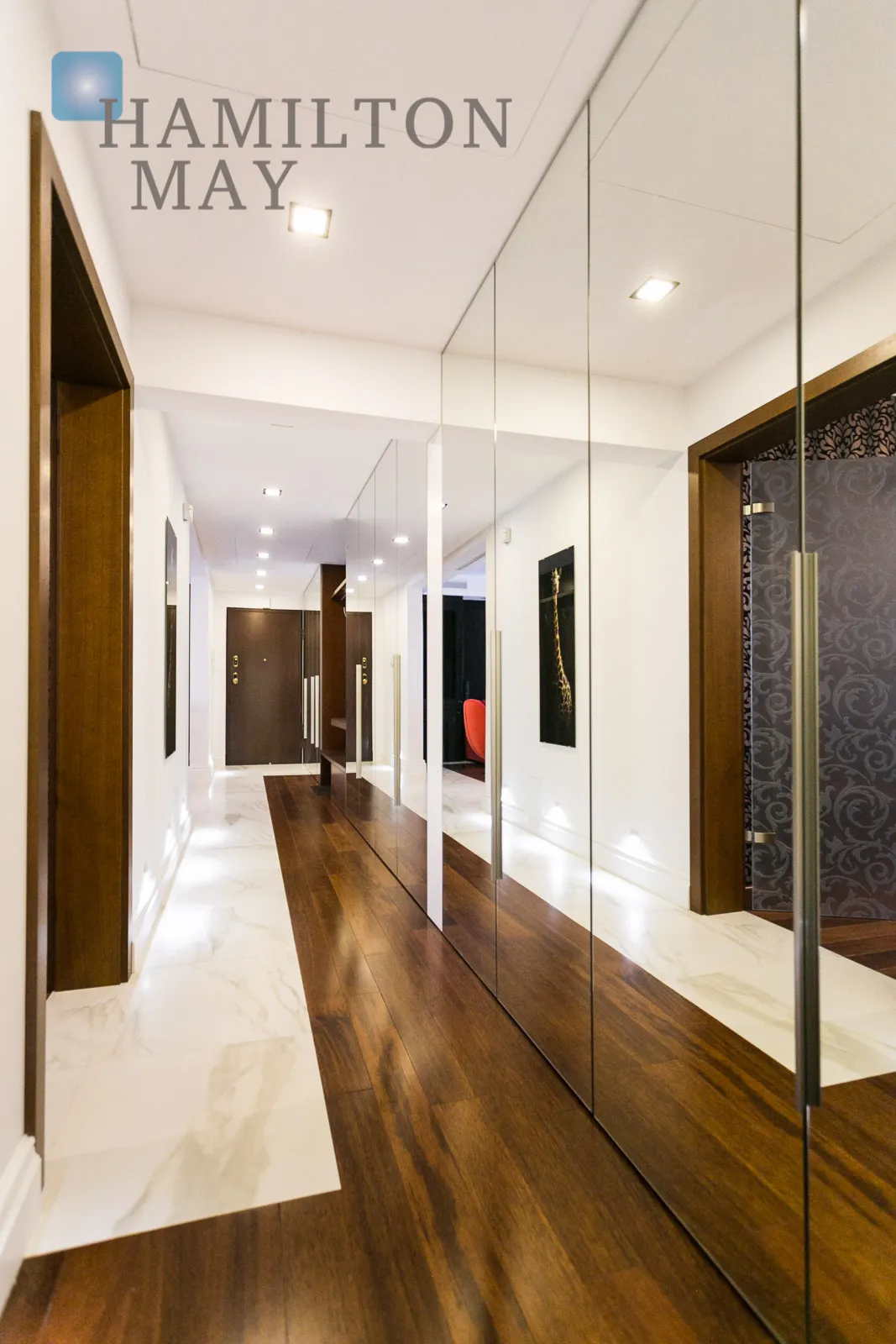 Luxurious and modern 3-bedroom apartment with a garage space in the center of Krakow, Residence Pod Złotym Globem - slider