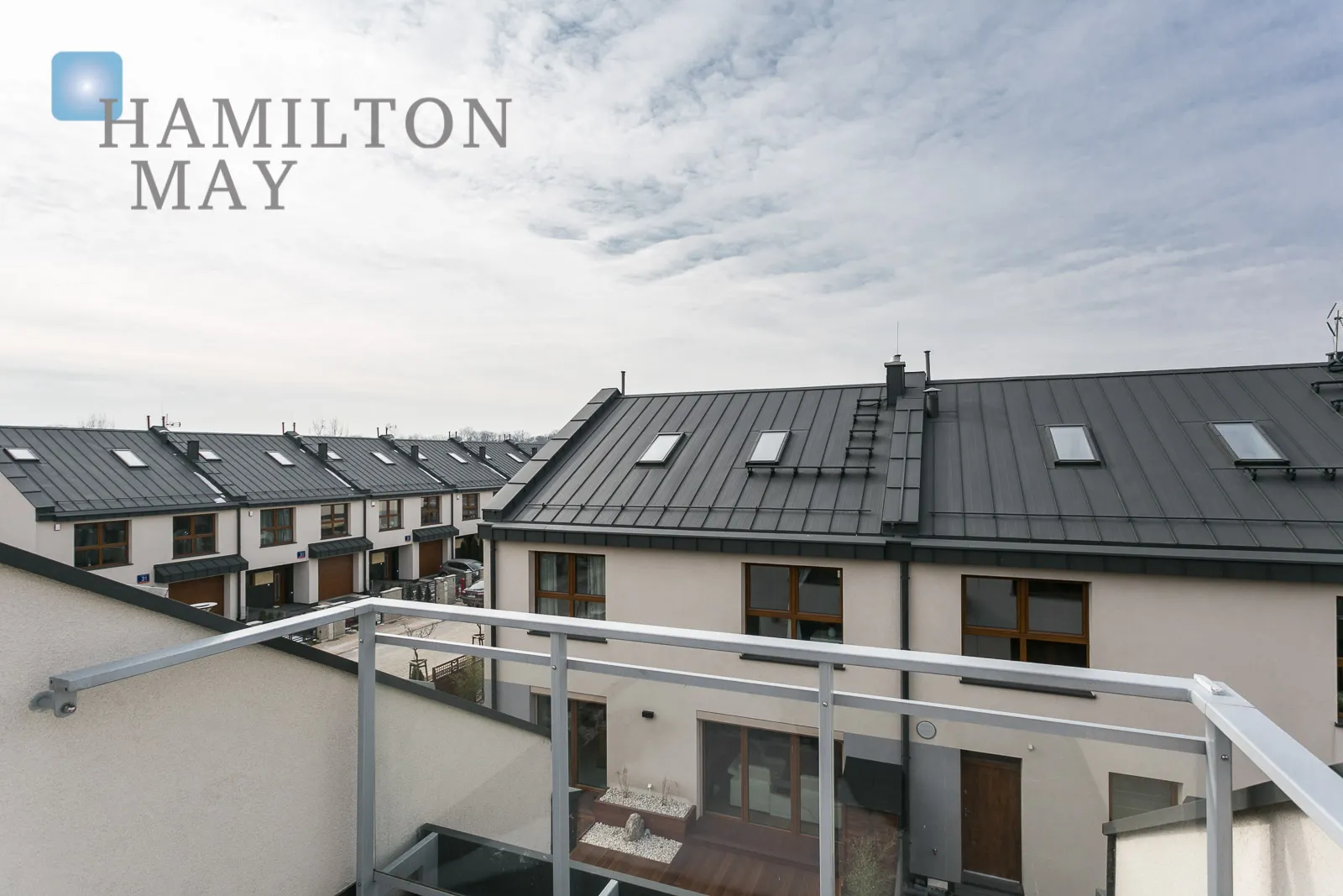 A beautiful, modern house in the Kapriola estate, right next to Miasteczko Wilanów - slider