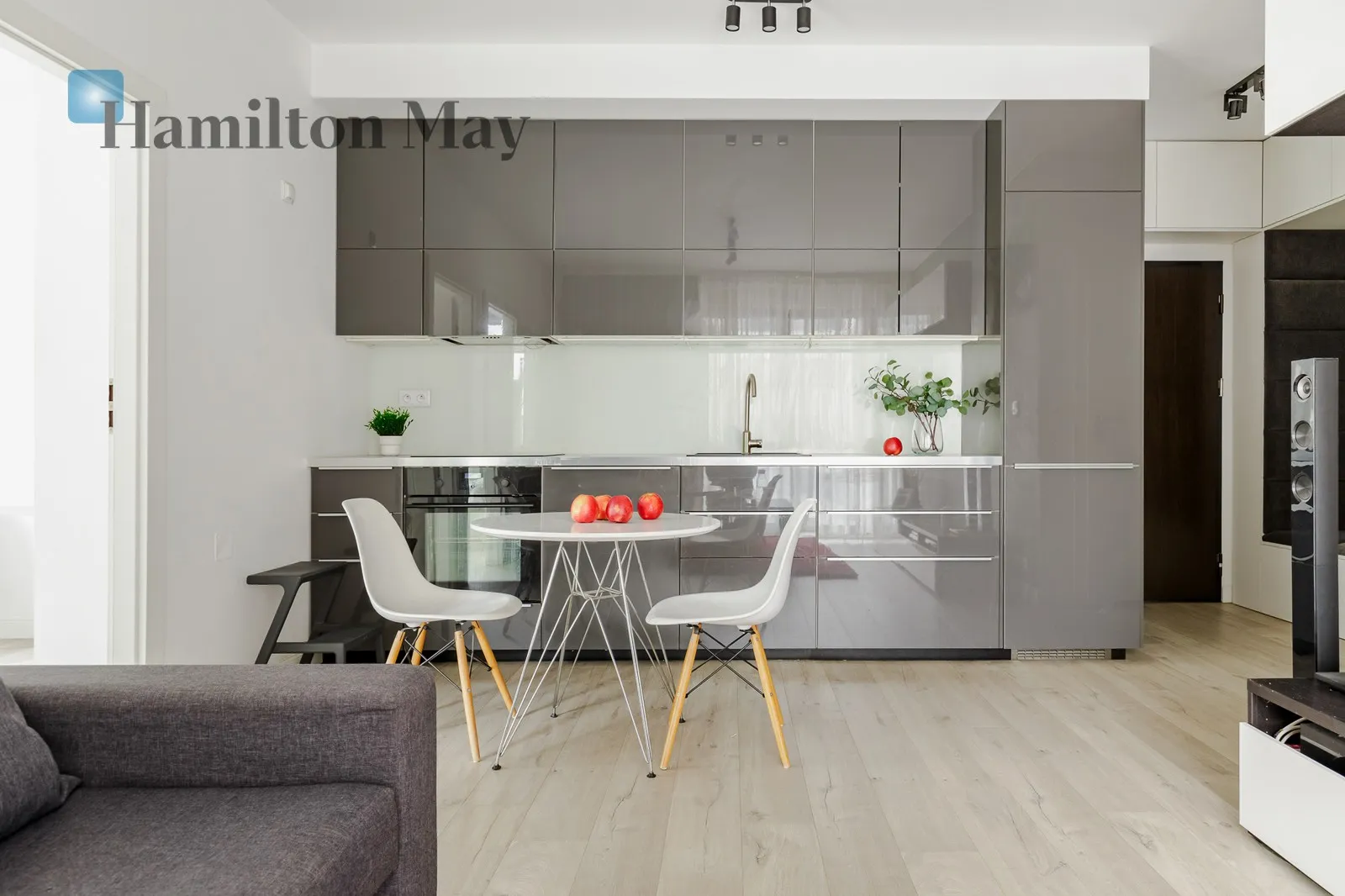 City: Warszawa Street: Jana Kazimierza Region: Wola Subregion: Odolany Distance to centre: 5.28 km Level: 3 Price: 4000 PLN Bedrooms: 2 - slider