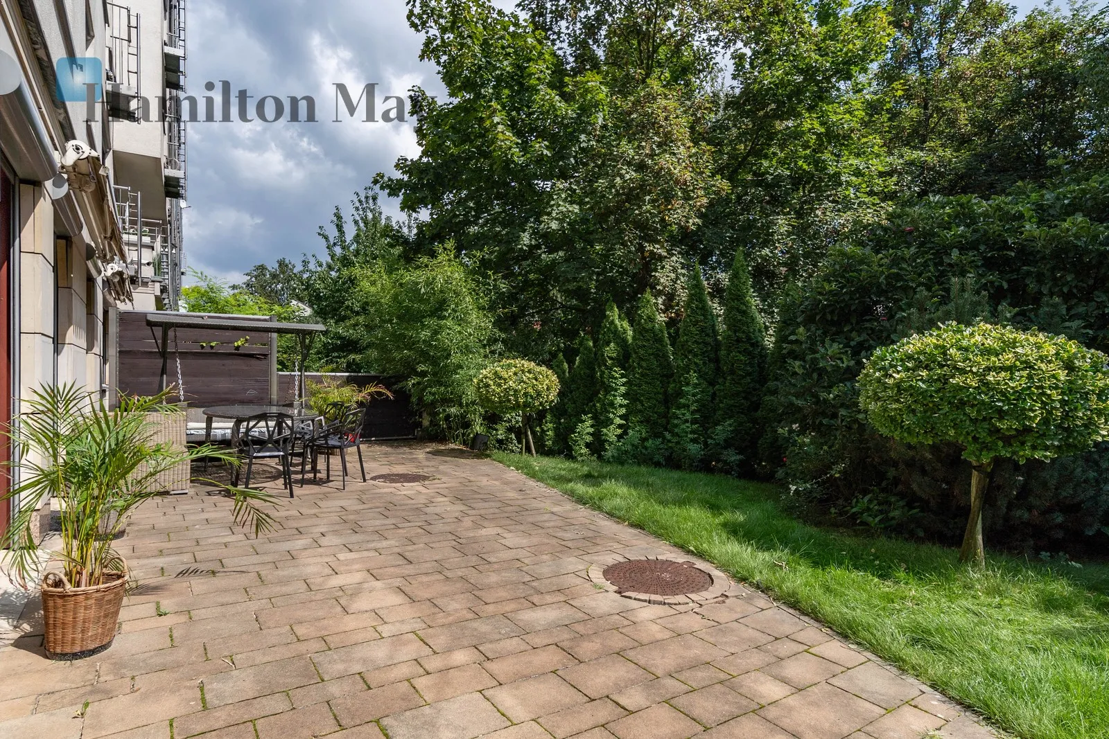 Street: Ludwinowska Region: Dębniki Subregion: Osiedle Podwawelskie Distance to centre: 1.98 km Price: 9950 PLN Bedrooms: 3 Bathrooms: 2 Size: 110m2 Price/m2: 90 PLN - slider