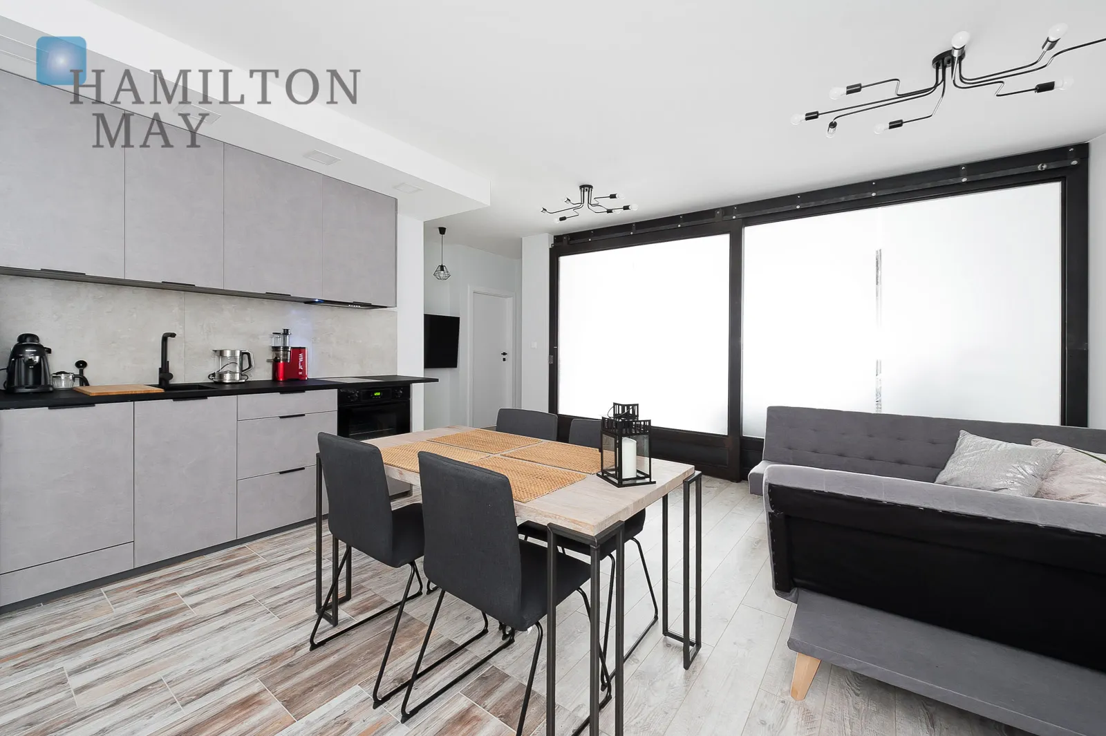 A modern apartment with a terrace in the prestigious Ludwinów development on the Vistula Boulevards - slider