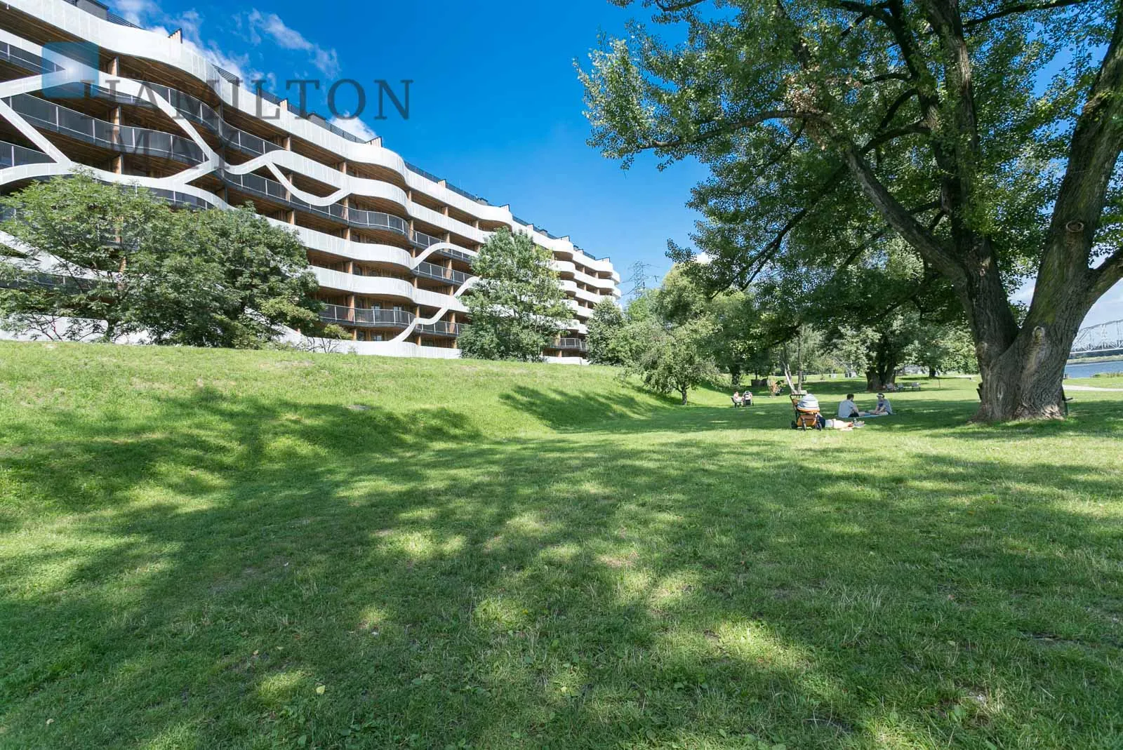 An elegant apartment with a view of the Vistula River in the Pianissimo building - slider