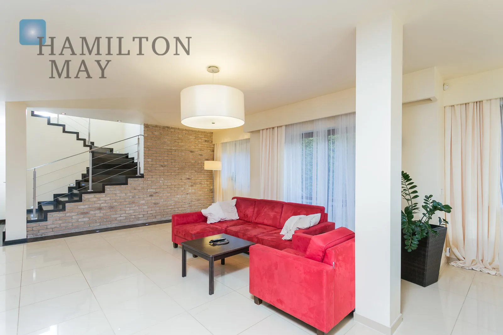 Atrakcyjny dom w zabudowie bliźniaczej na zamkniętym osiedlu na Wilanowie - slider