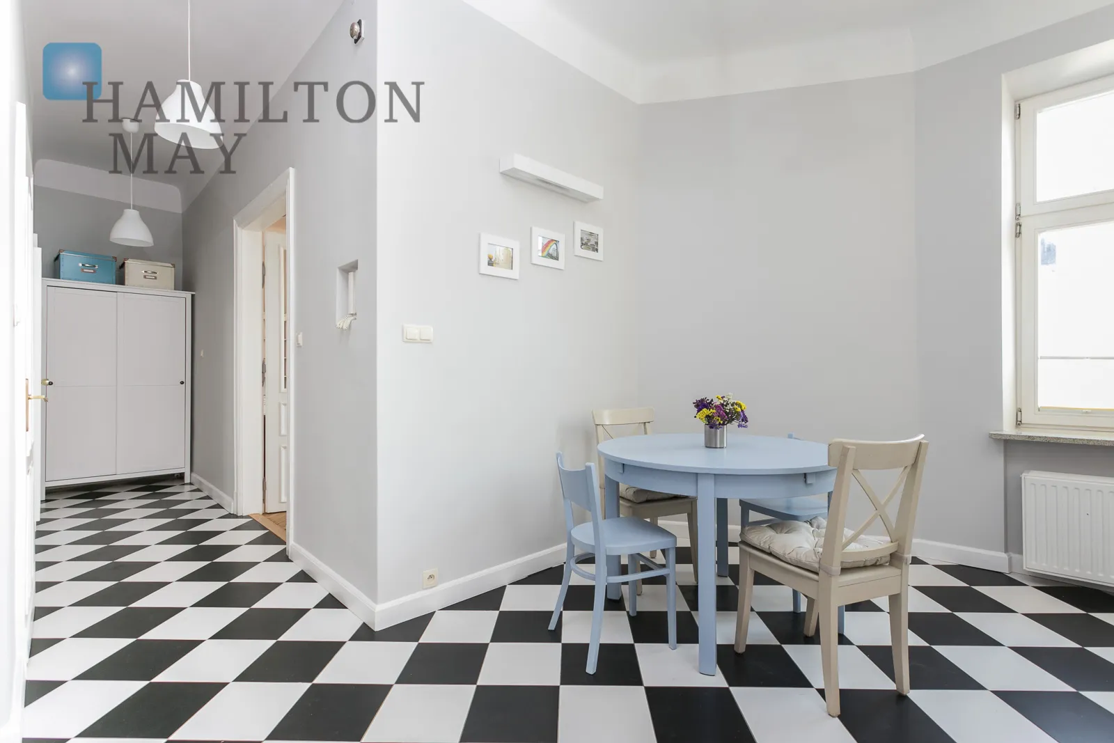 A cozy apartment in a pre-war tenement house in the city center - slider
