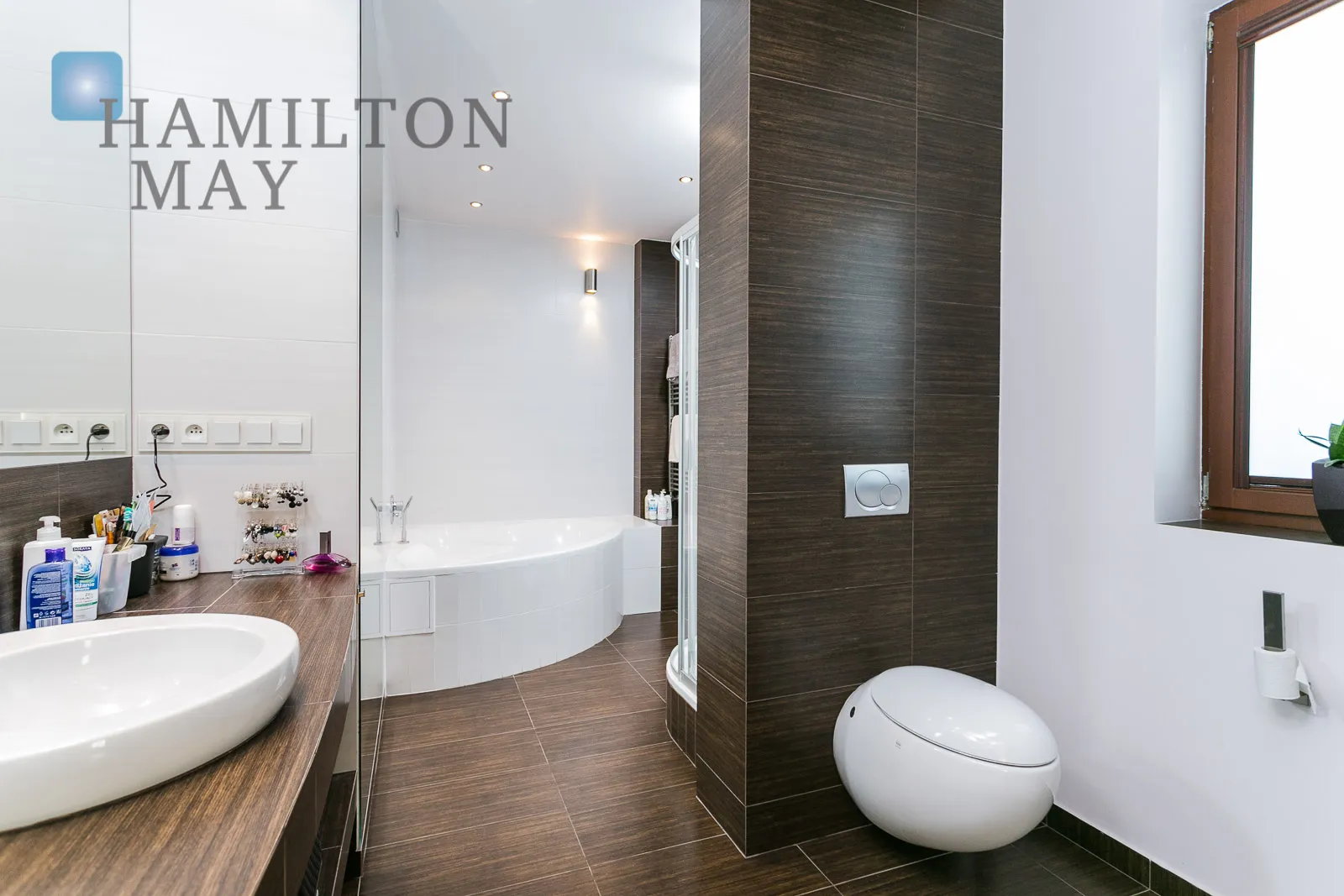 Atrakcyjny dom w zabudowie bliźniaczej na zamkniętym osiedlu na Wilanowie - slider