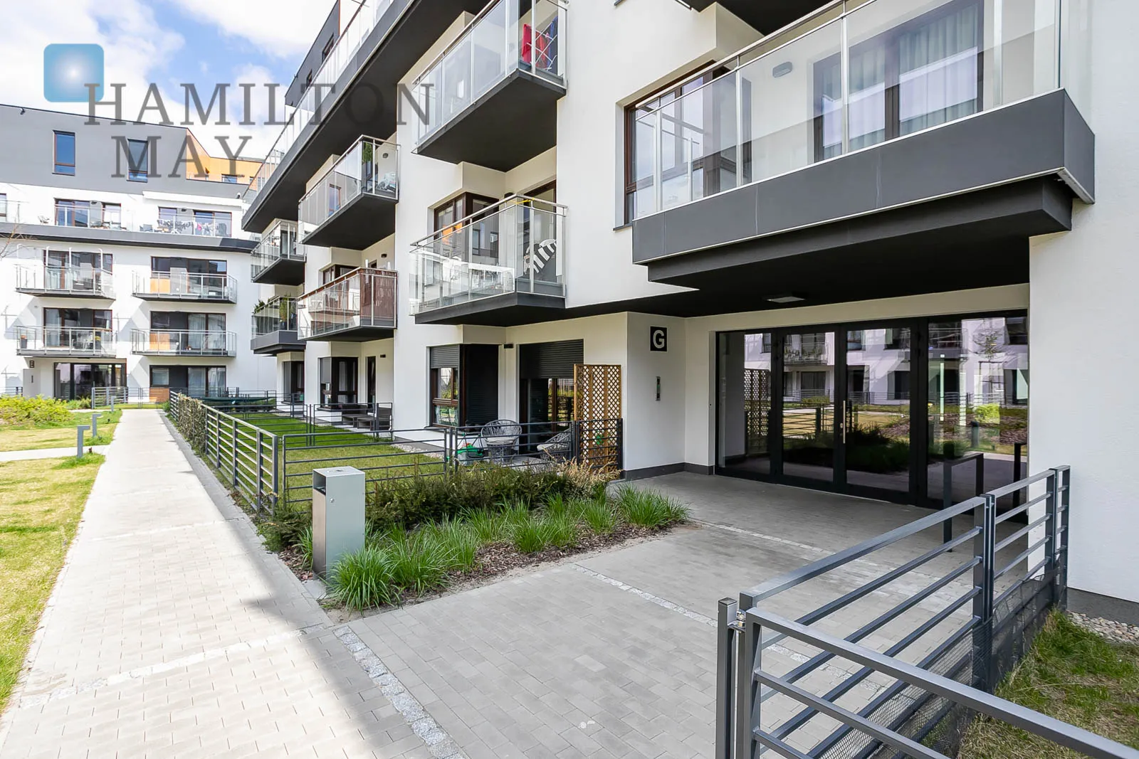 Nowoczesne studio z balkonem i garażem - slider